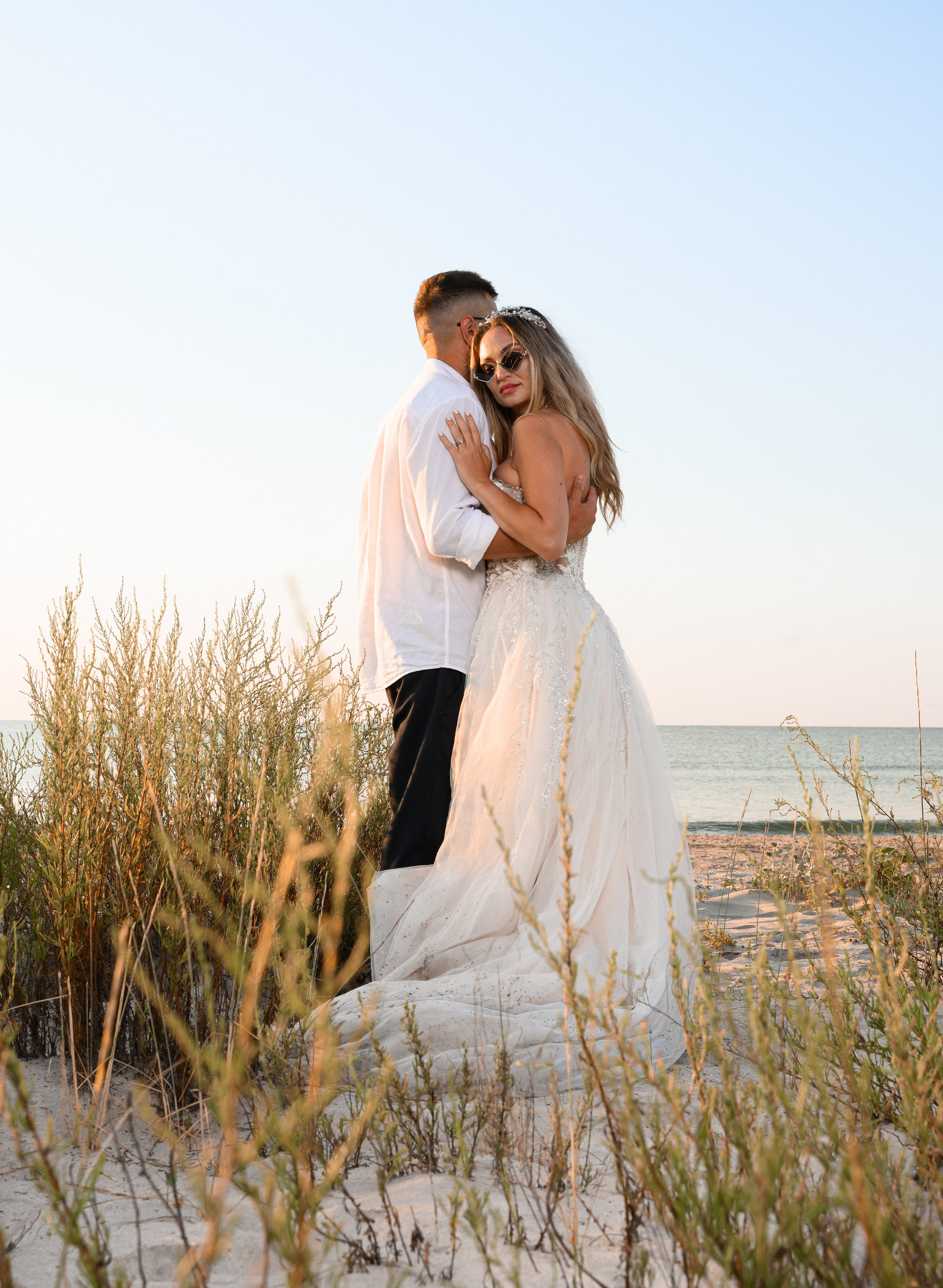 Trash the Dress | Sunrise. Hand for photos