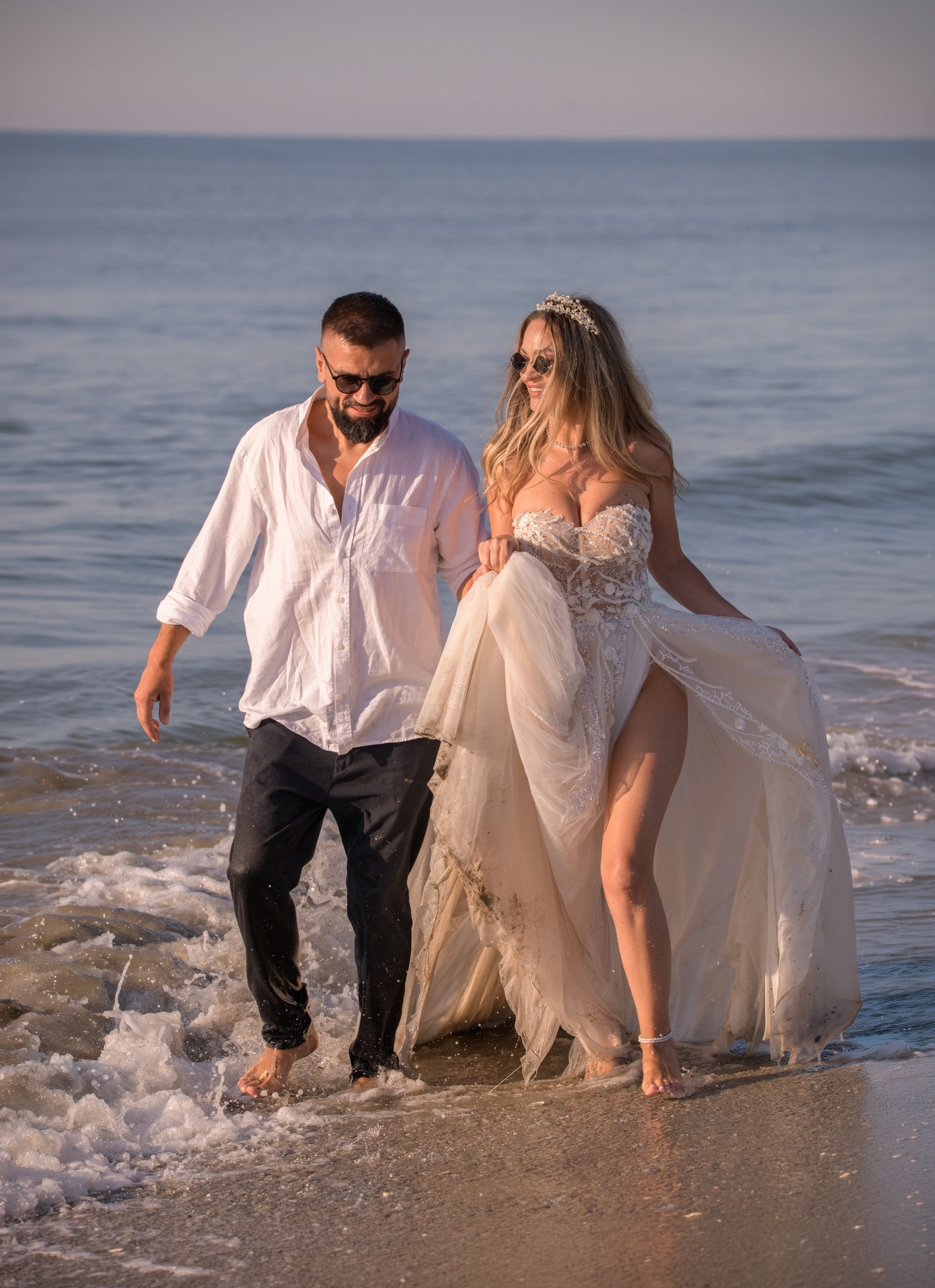 Trash the Dress | Sunrise. Hand for photos