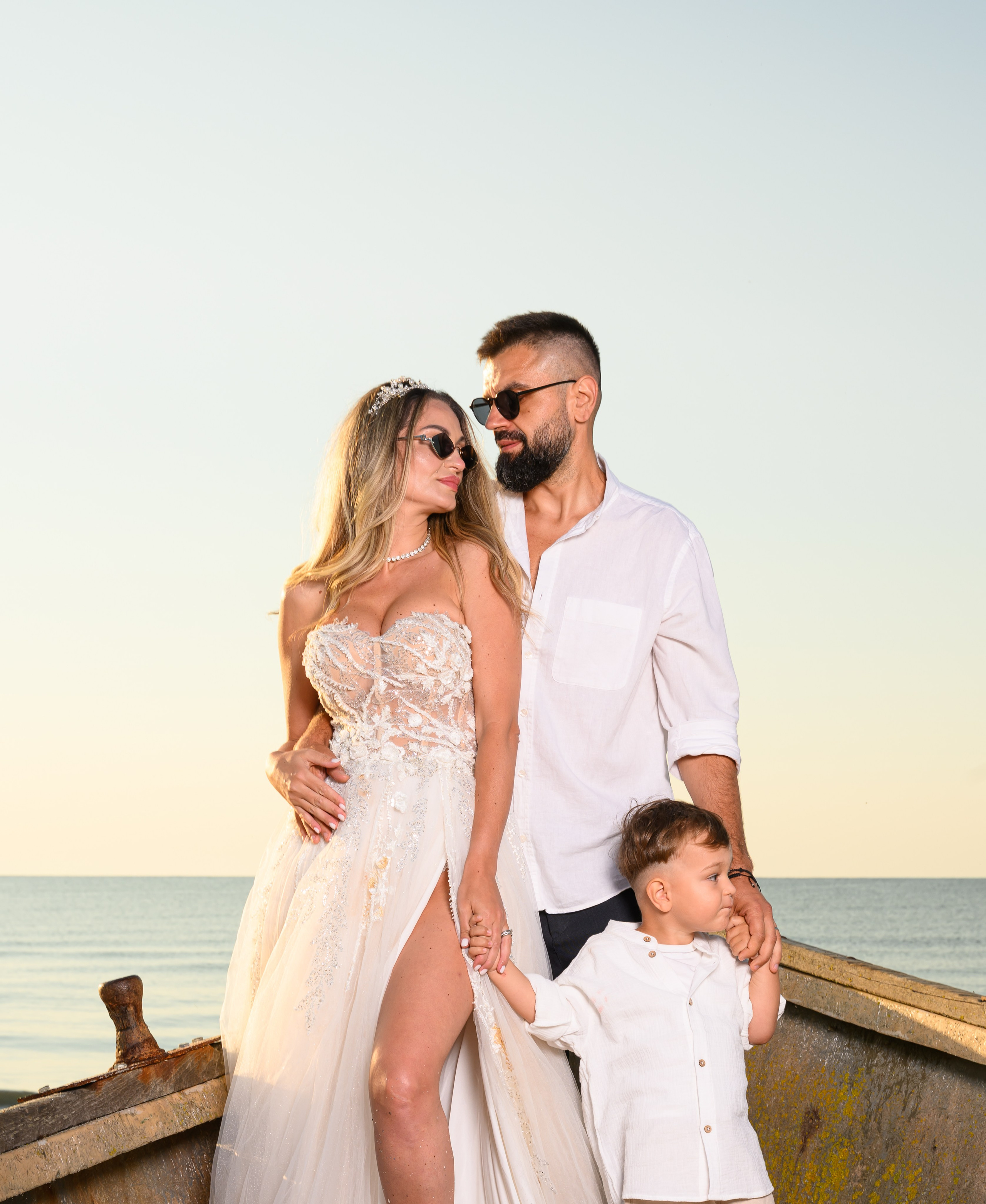Trash the Dress | Sunrise. Hand for photos