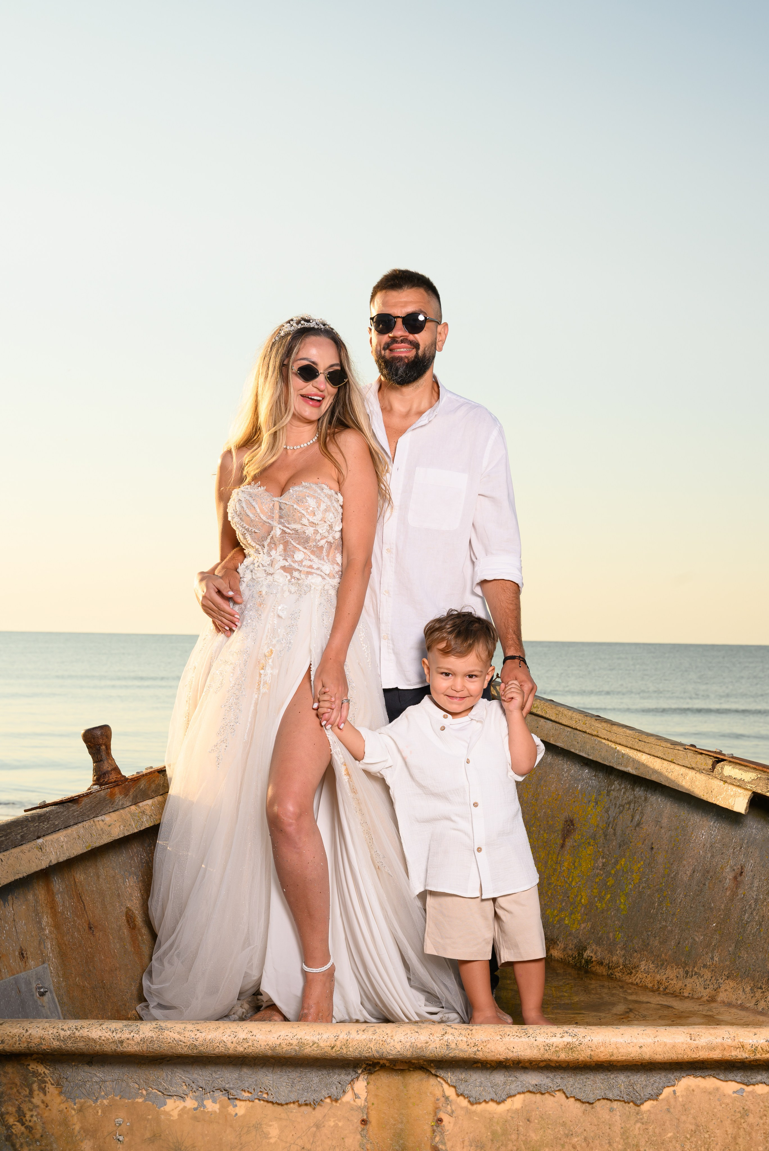 Trash the Dress | Sunrise. Hand for photos