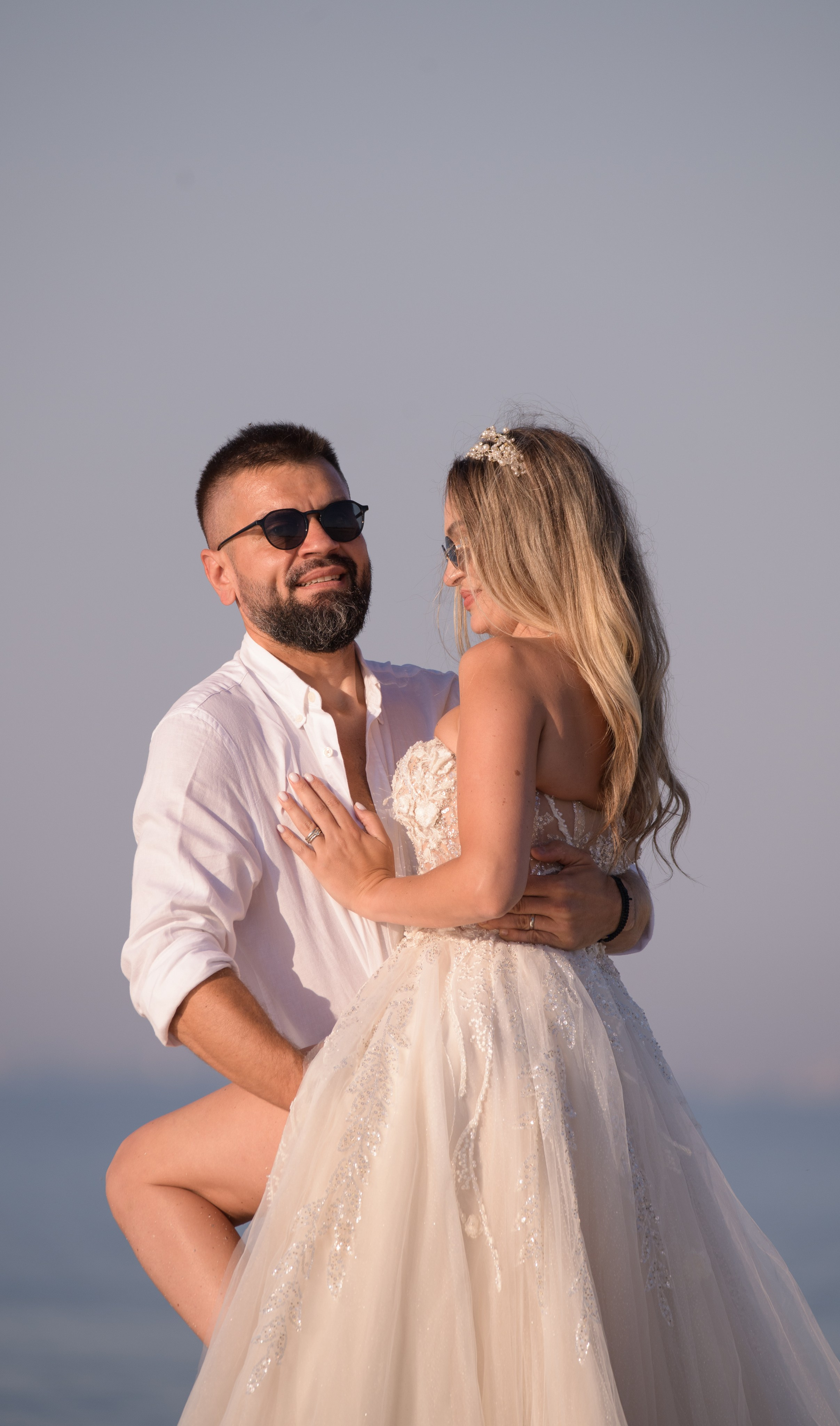 Trash the Dress | Sunrise. Hand for photos
