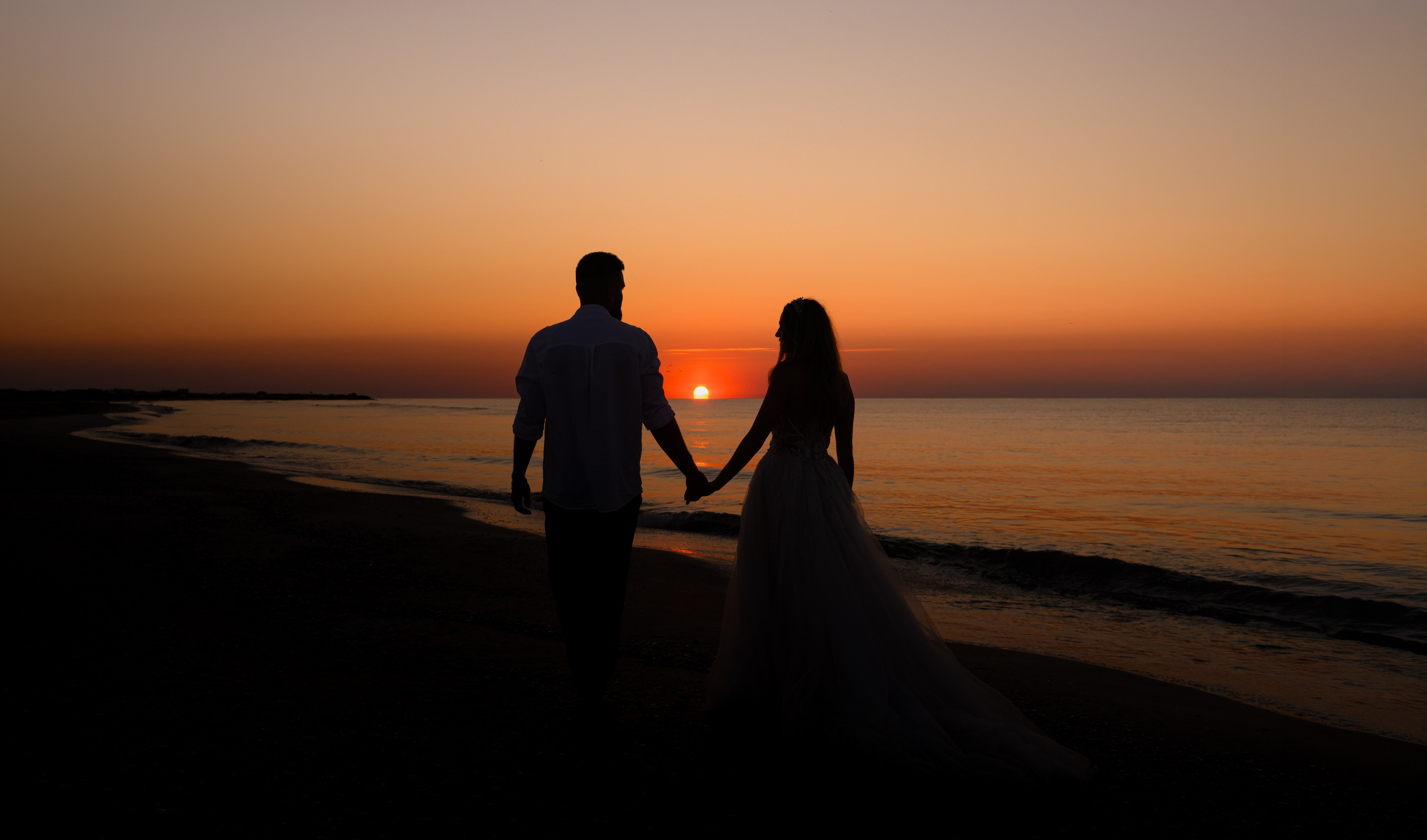 Trash the Dress | Sunrise. Hand for photos