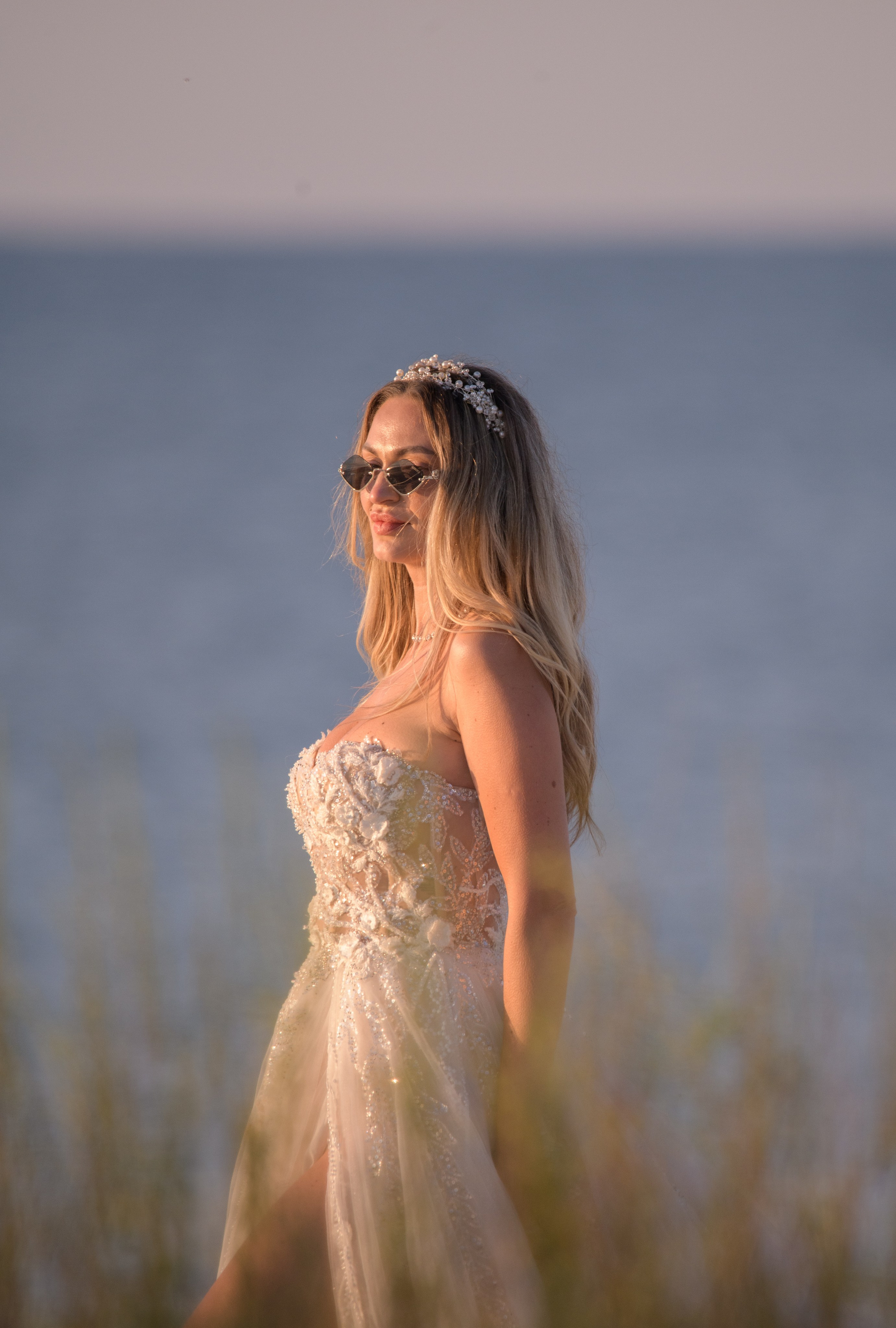 Trash the Dress | Sunrise. Hand for photos