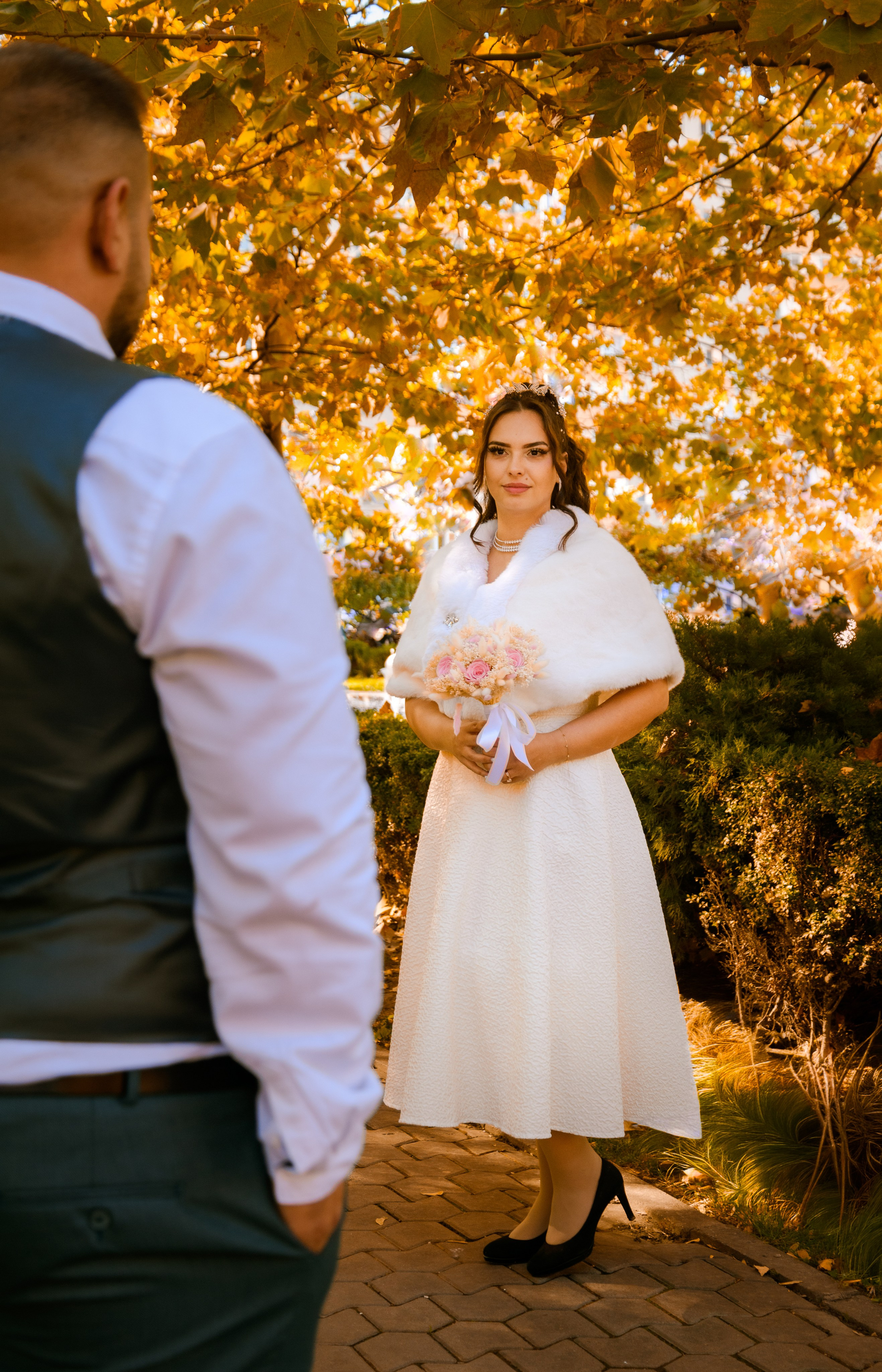 Civil Ceremony Florin — Alexandra. Hand for photos