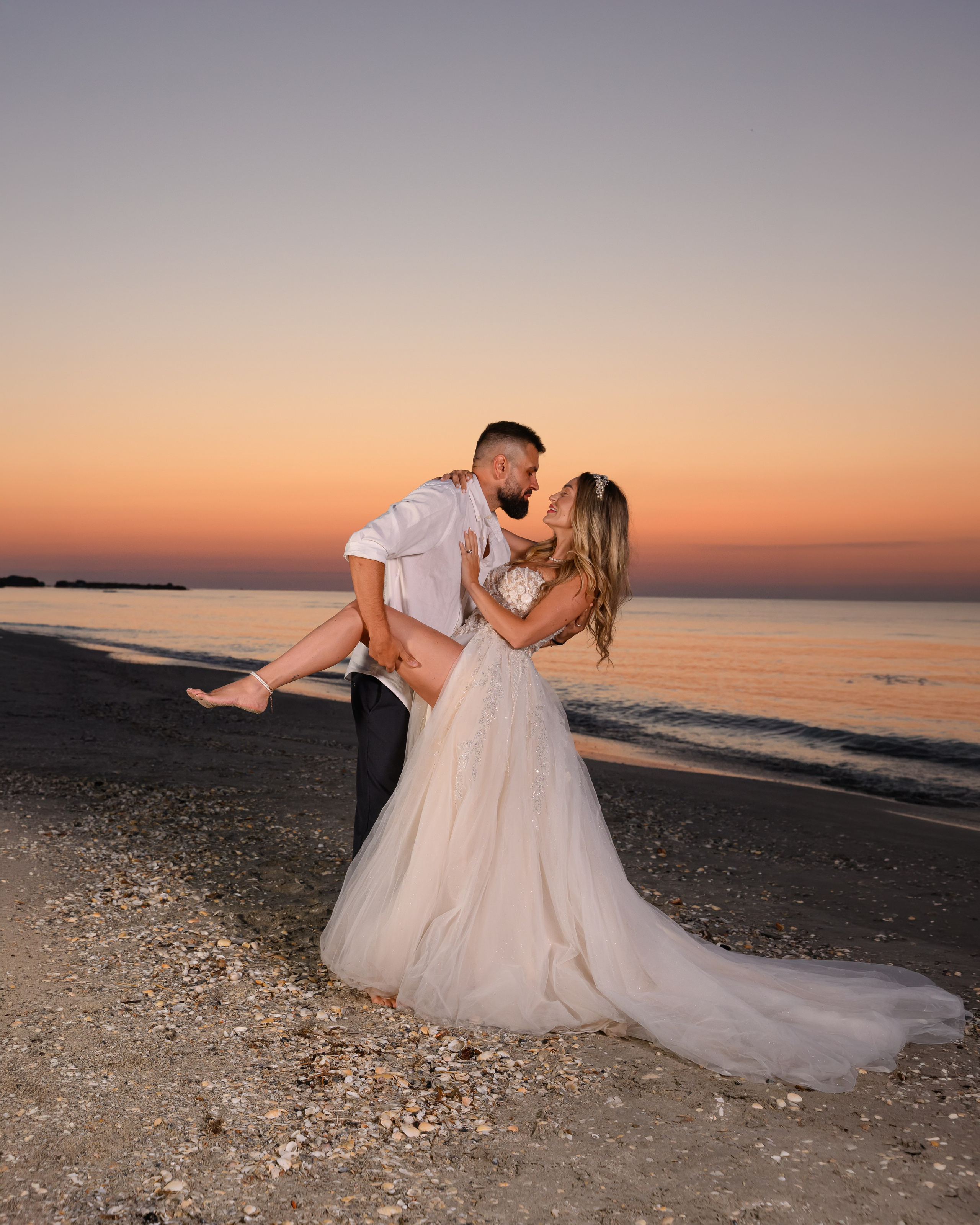 Trash the Dress | Sunrise. Hand for photos