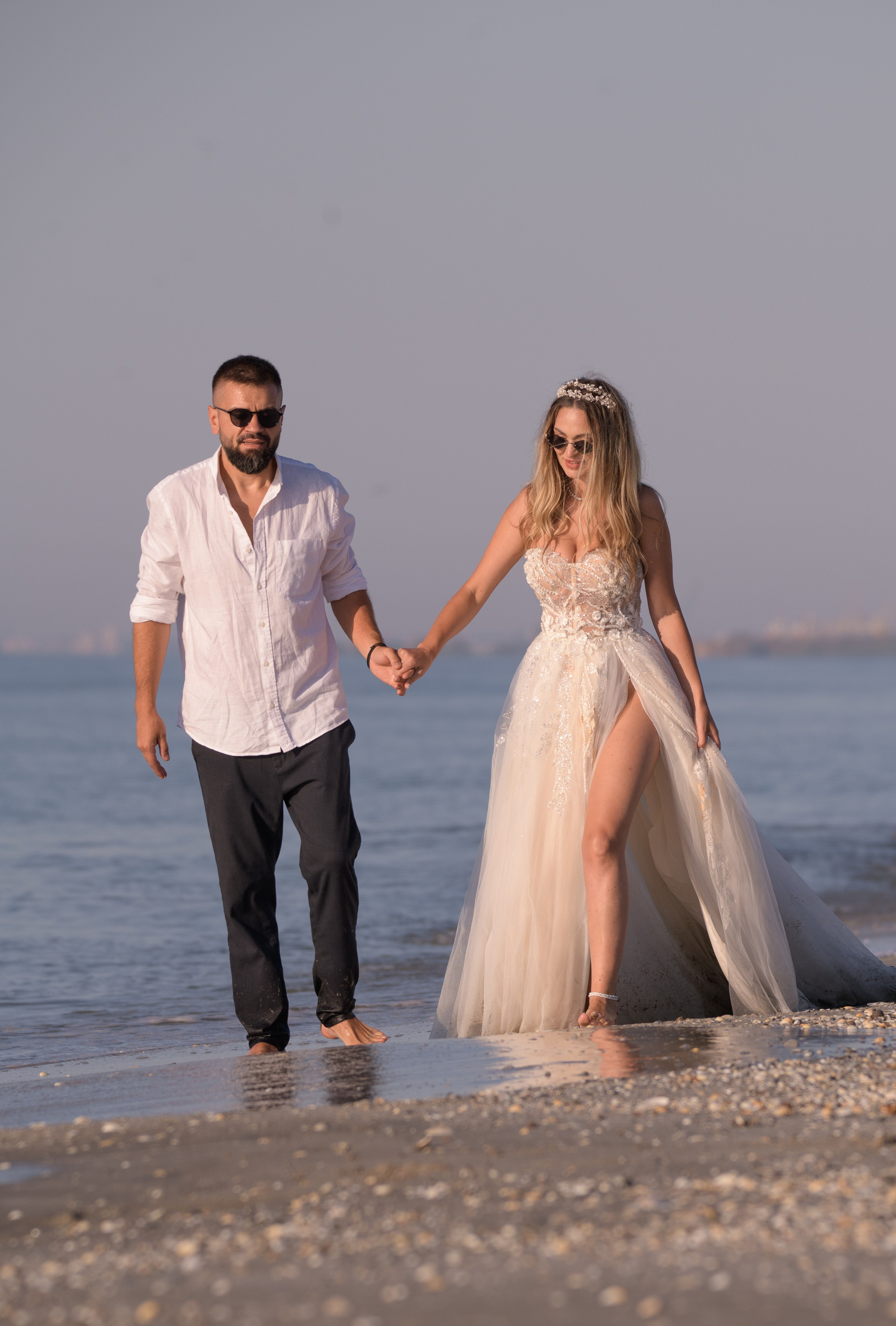 Trash the Dress | Sunrise. Hand for photos