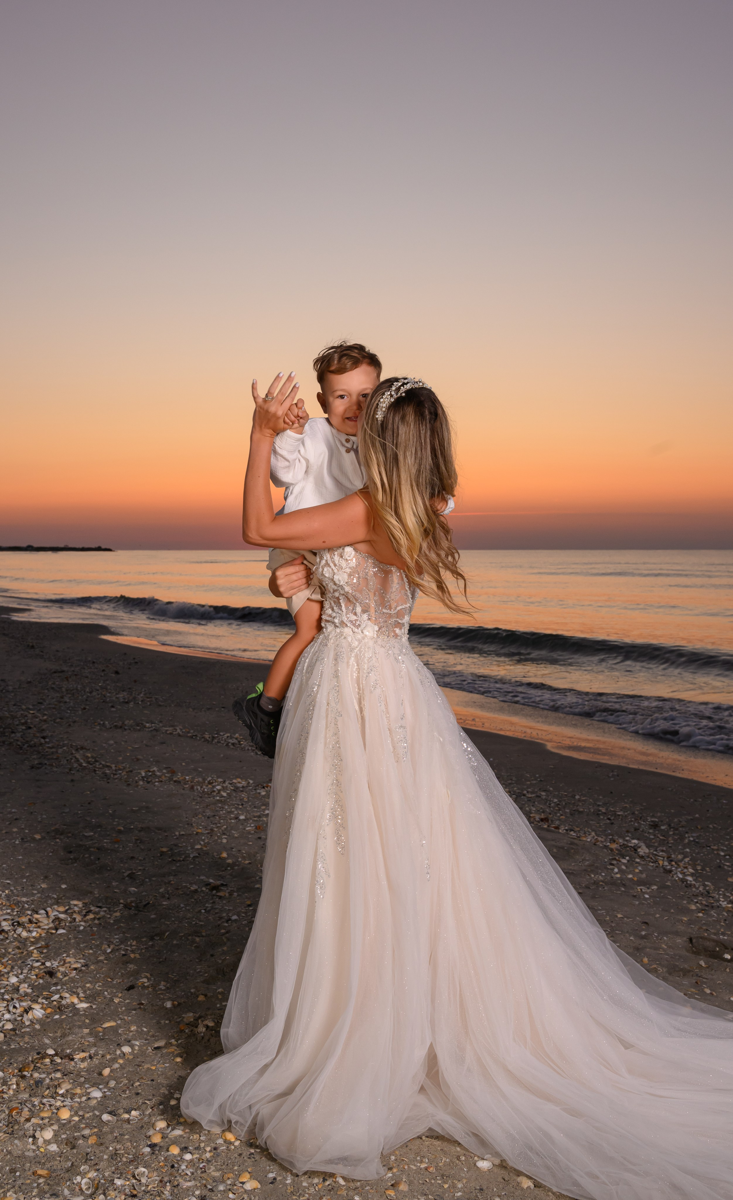 Trash the Dress | Sunrise. Hand for photos