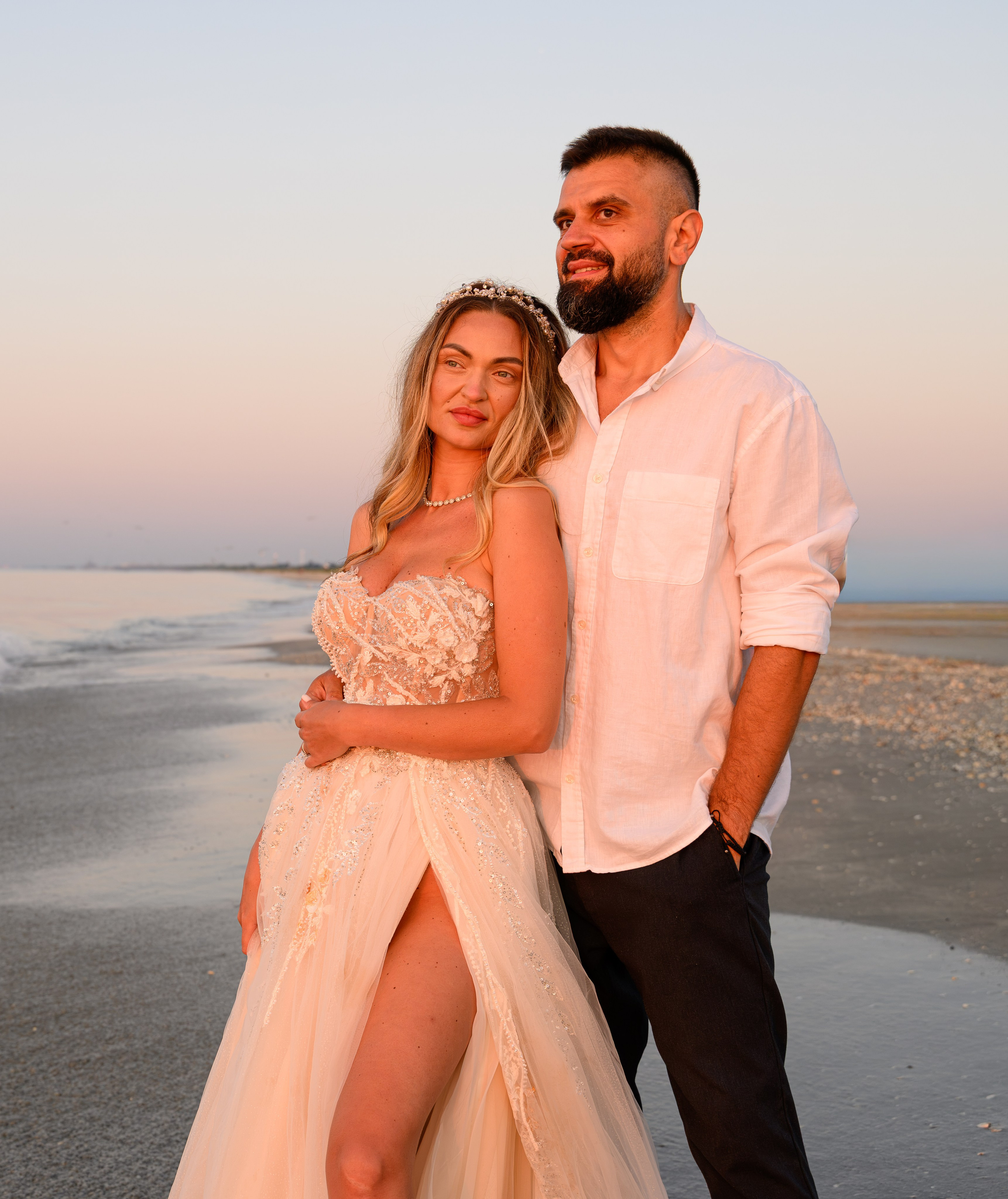 Trash the Dress | Sunrise. Hand for photos