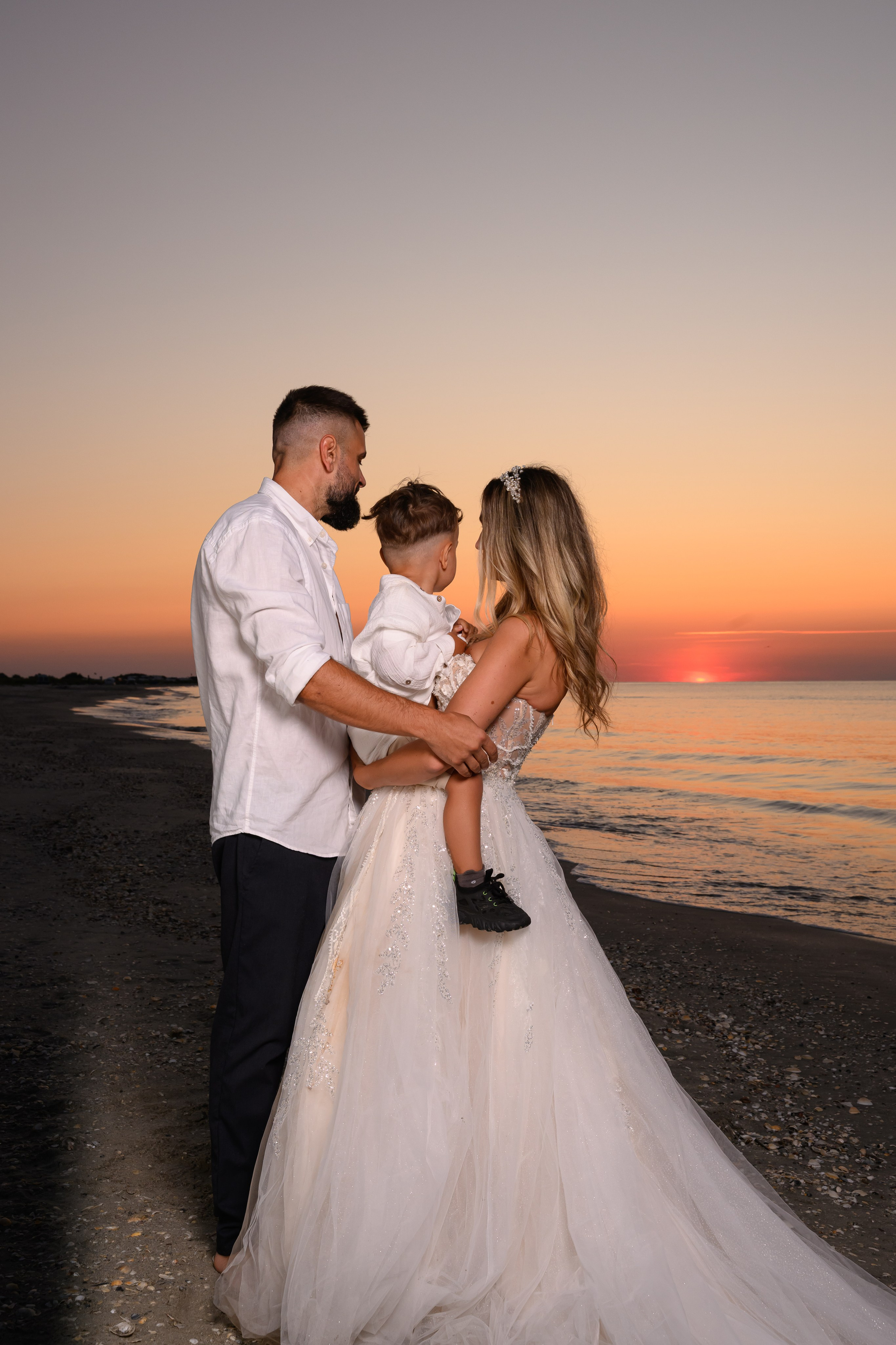 Trash the Dress | Sunrise. Hand for photos