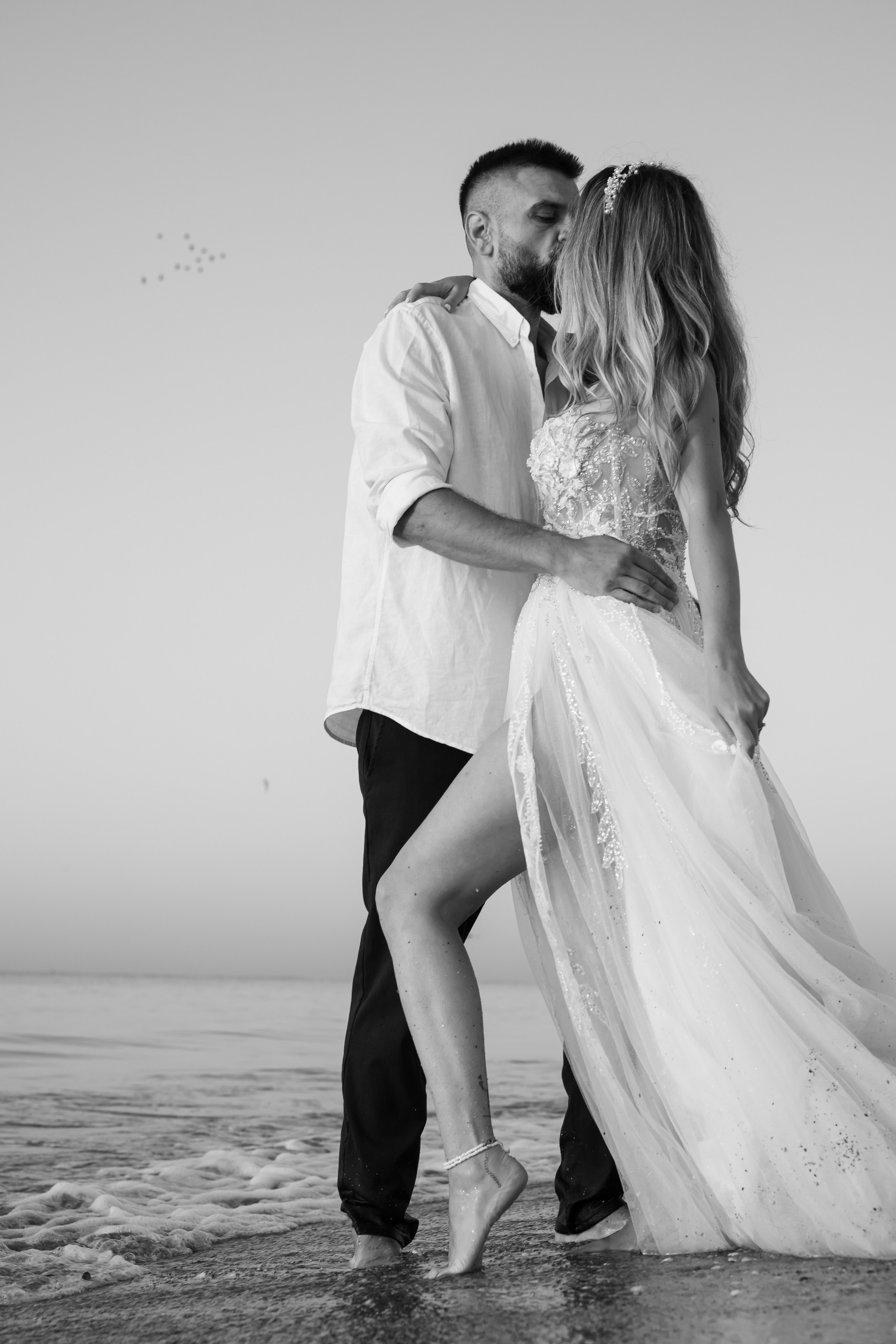 Trash the Dress | Sunrise. Hand for photos