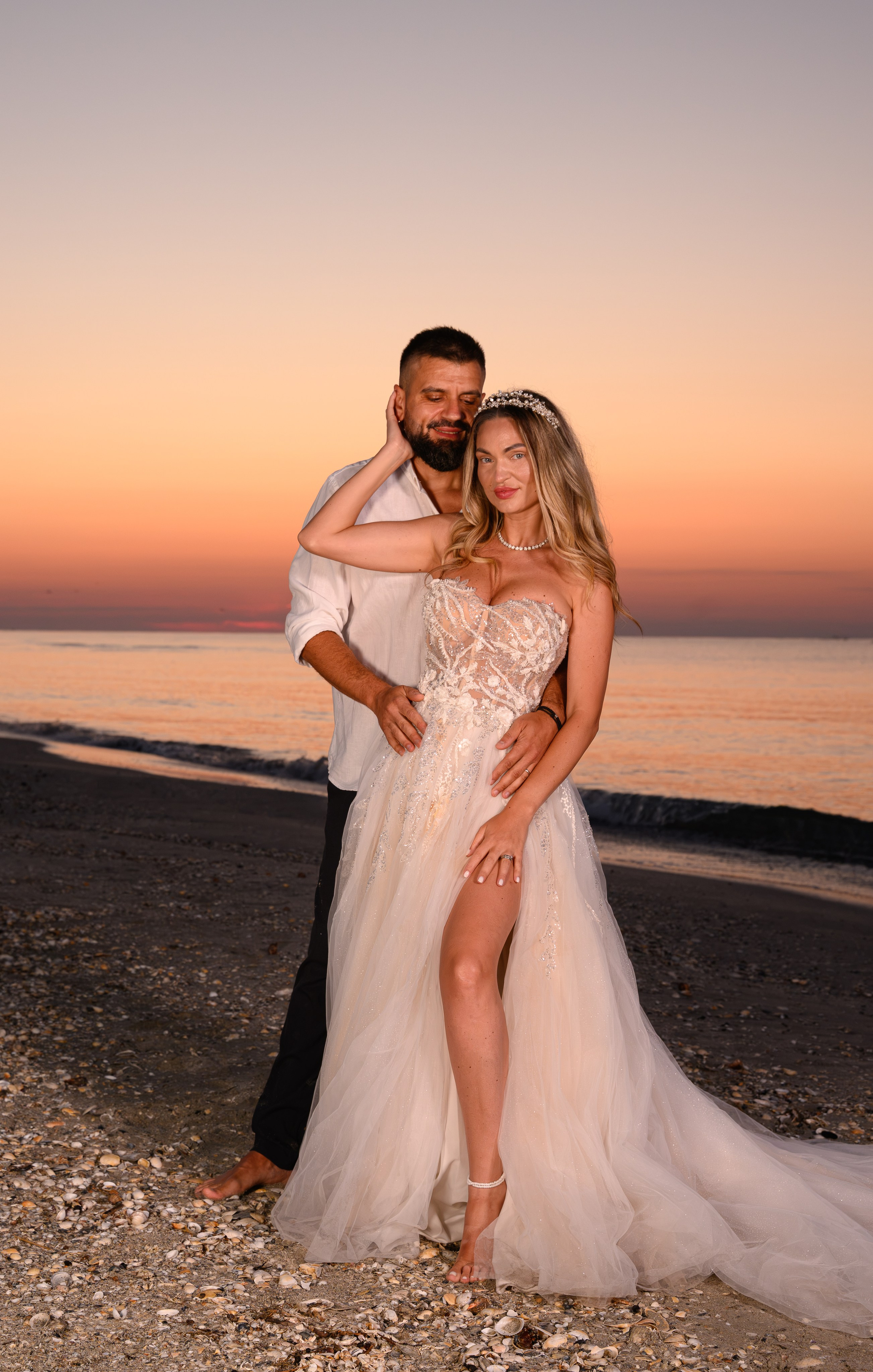 Trash the Dress | Sunrise. Hand for photos