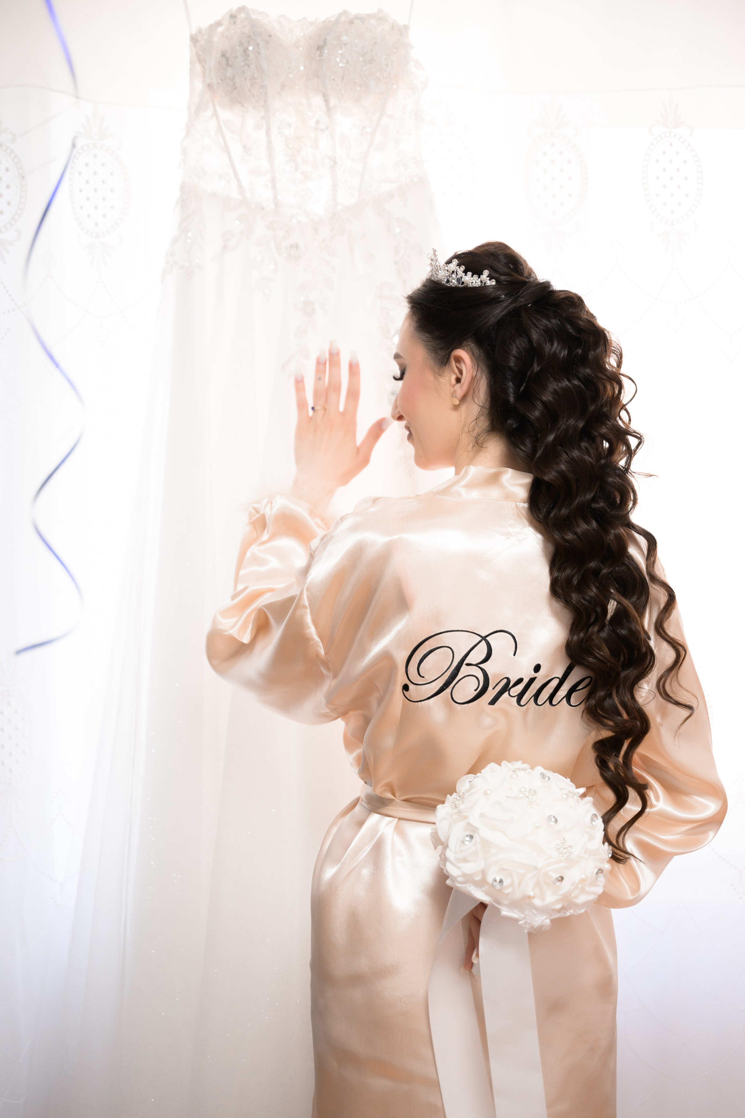 Wedding. Hand for photos