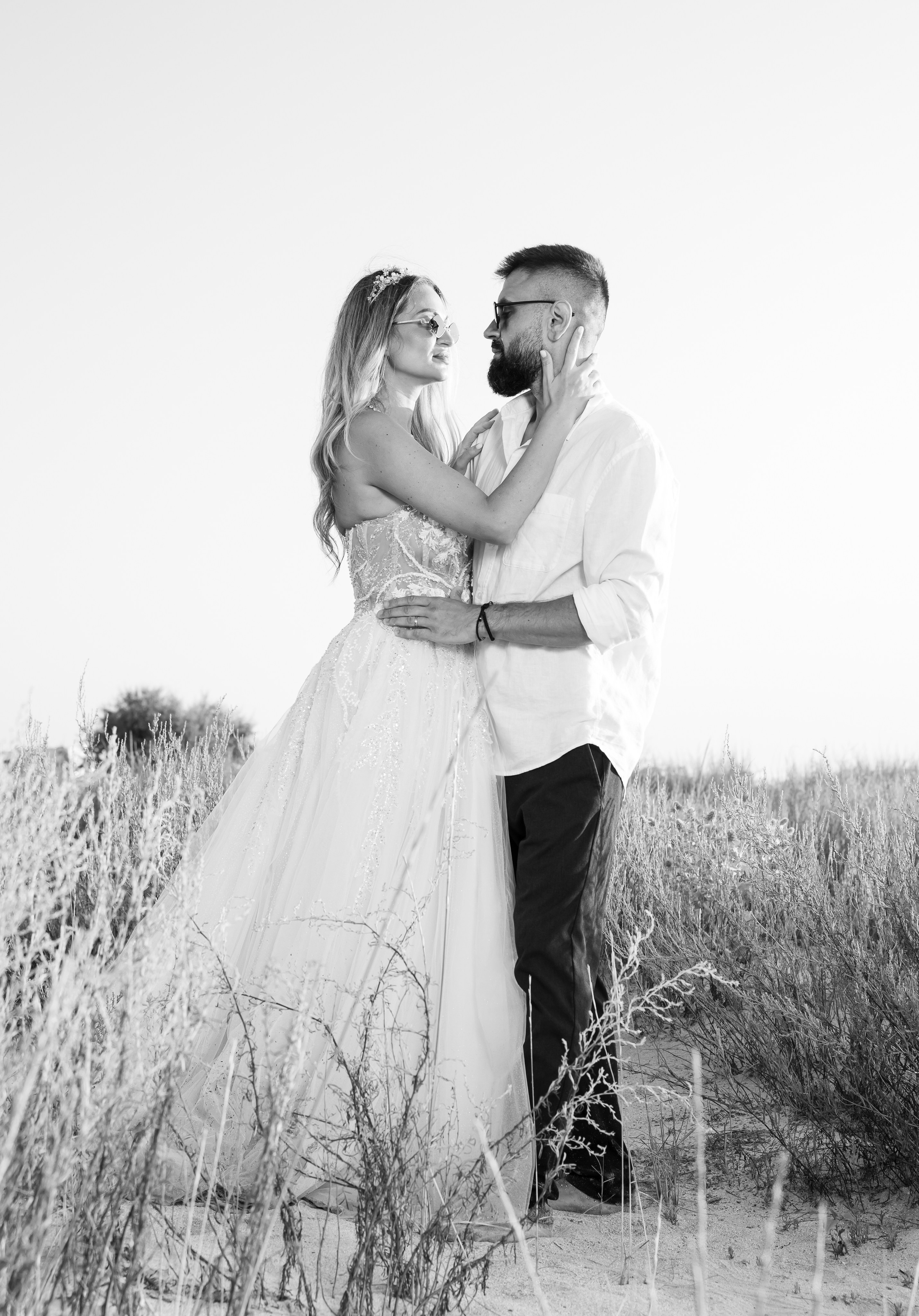 Trash the Dress | Sunrise. Hand for photos
