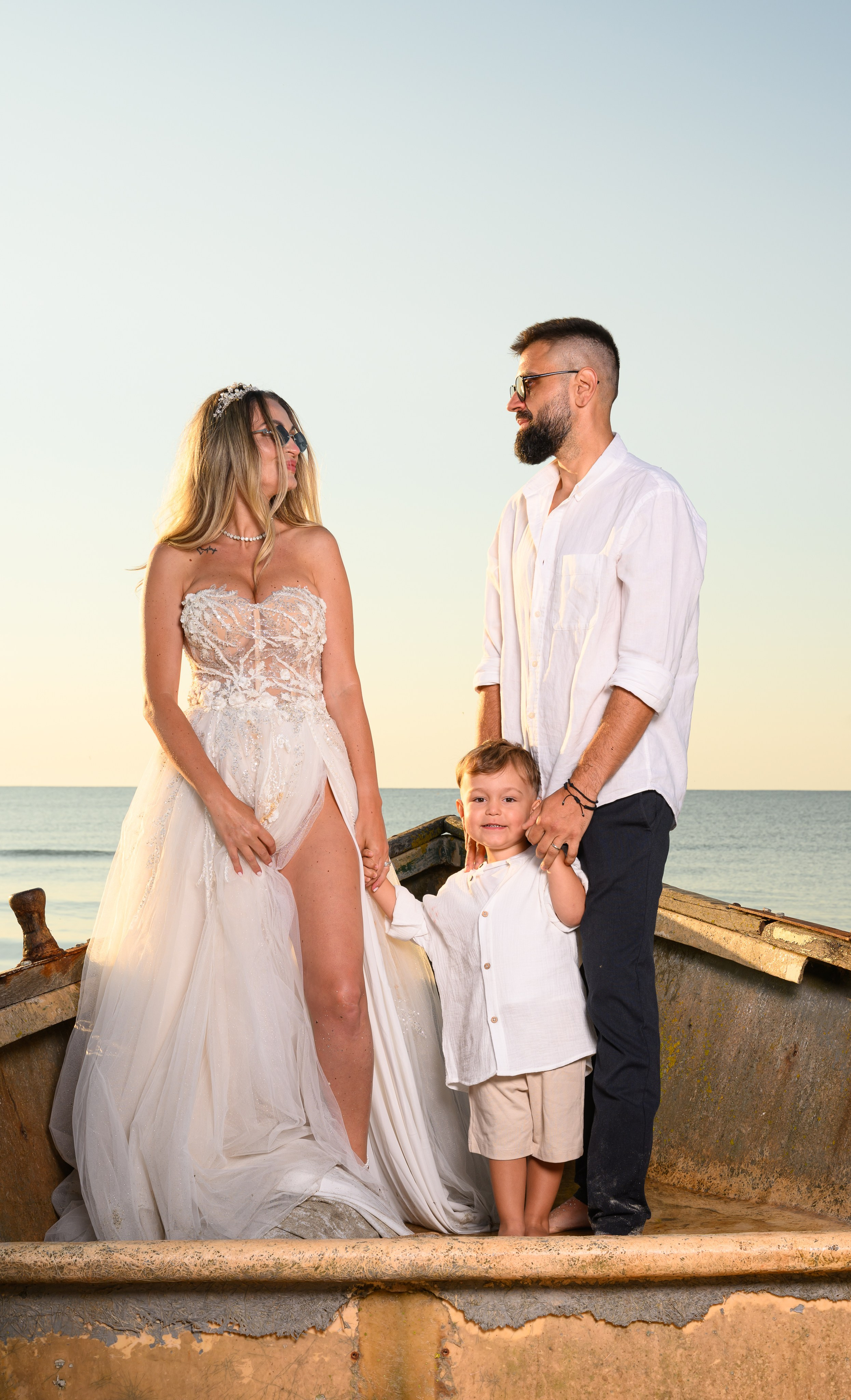 Trash the Dress | Sunrise. Hand for photos