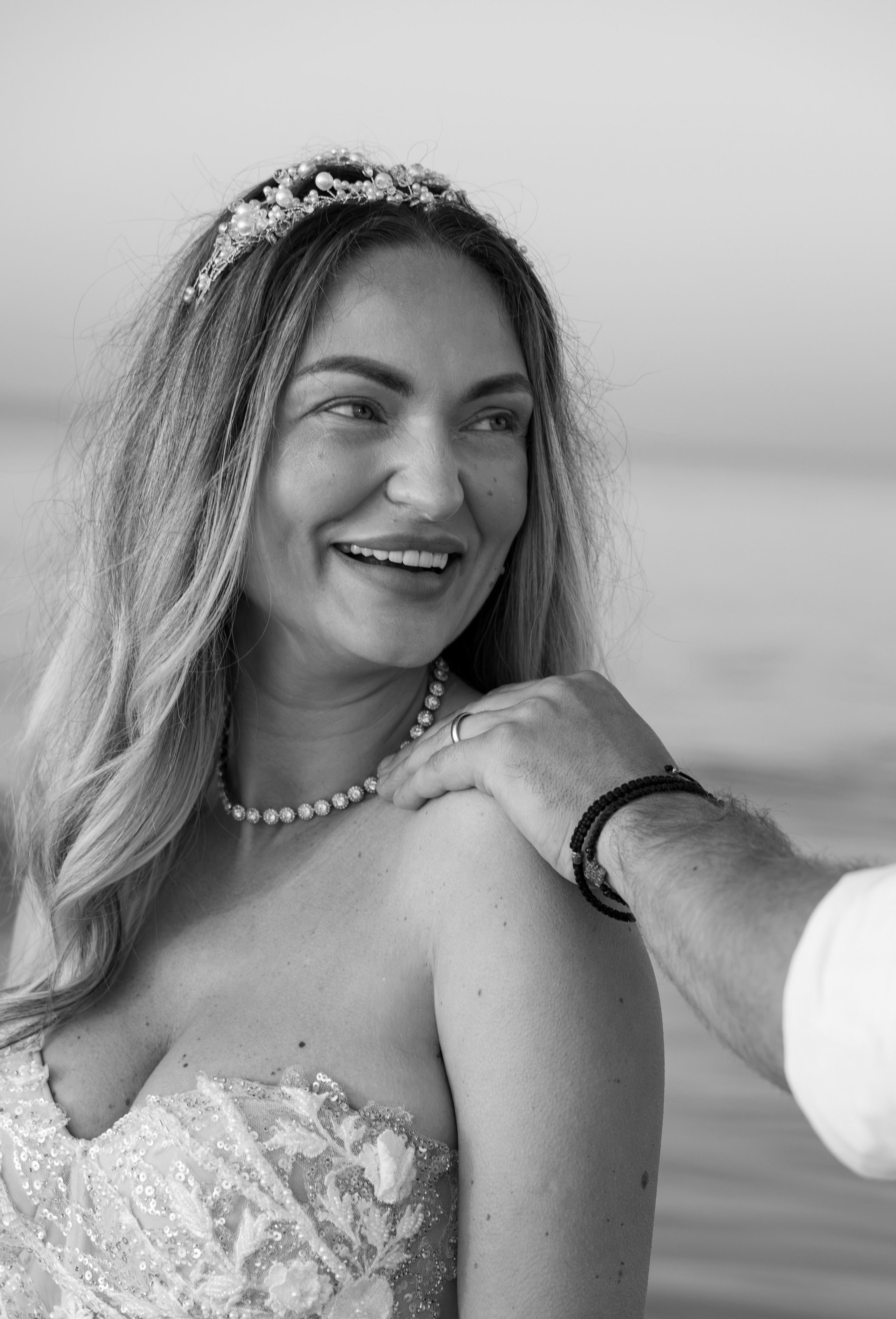 Trash the Dress | Sunrise. Hand for photos
