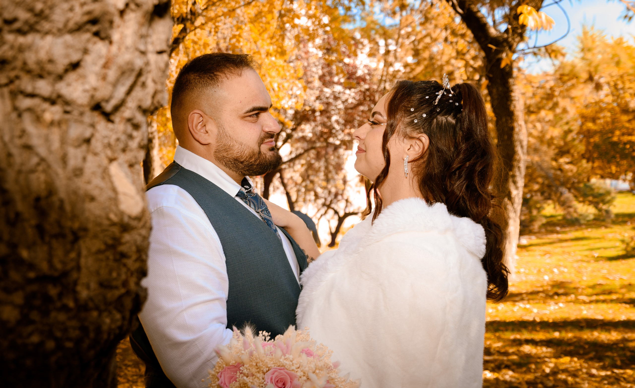 Civil Ceremony Florin — Alexandra. Hand for photos