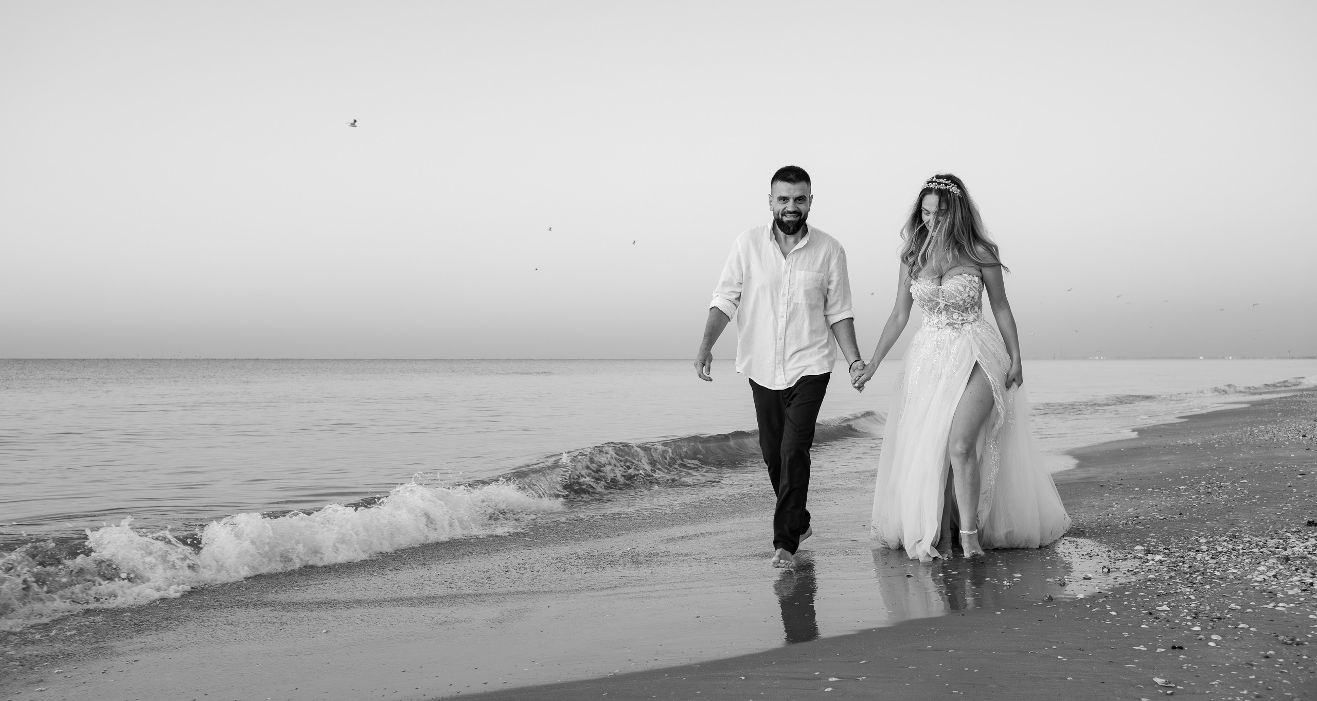 Trash the Dress | Sunrise. Hand for photos