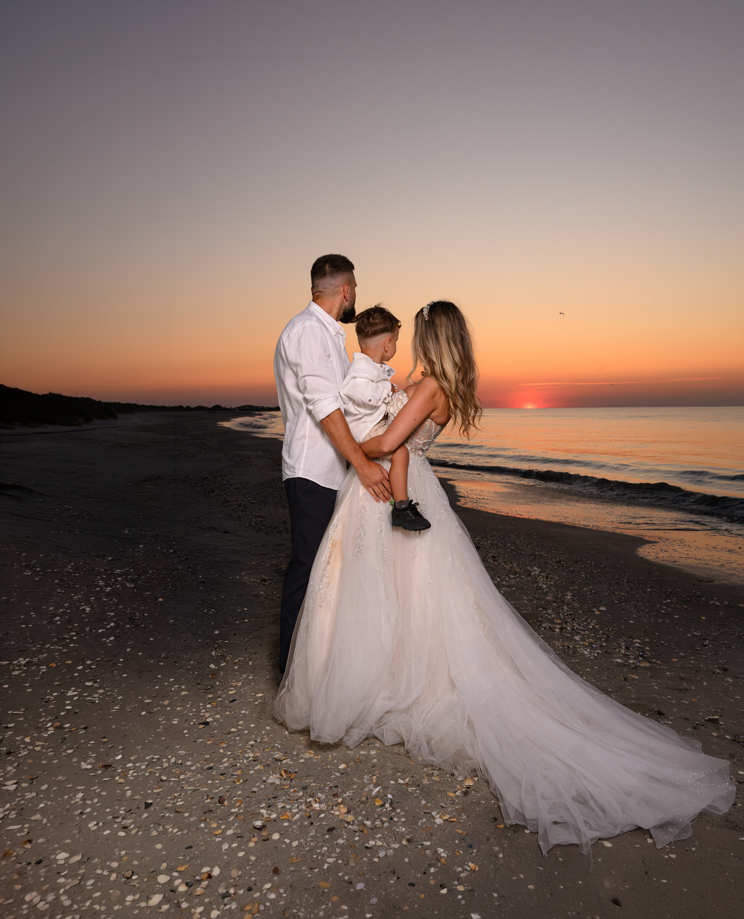 Trash the Dress | Sunrise. Hand for photos