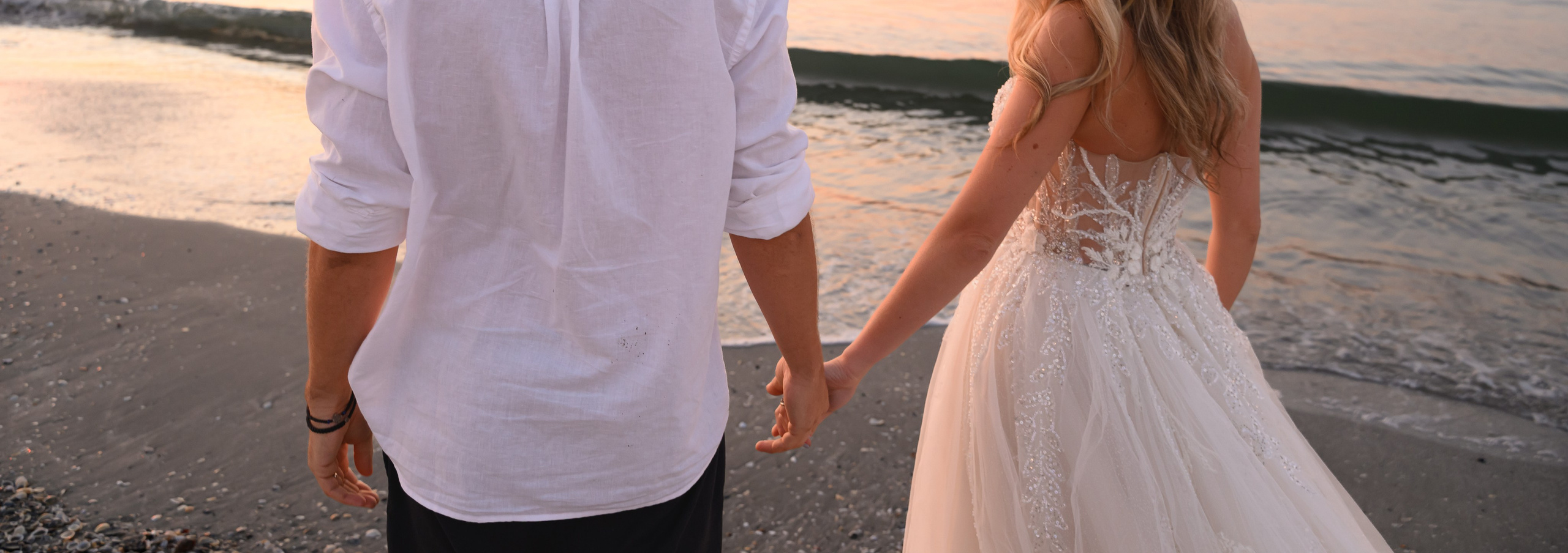 Trash the Dress | Sunrise. Hand for photos