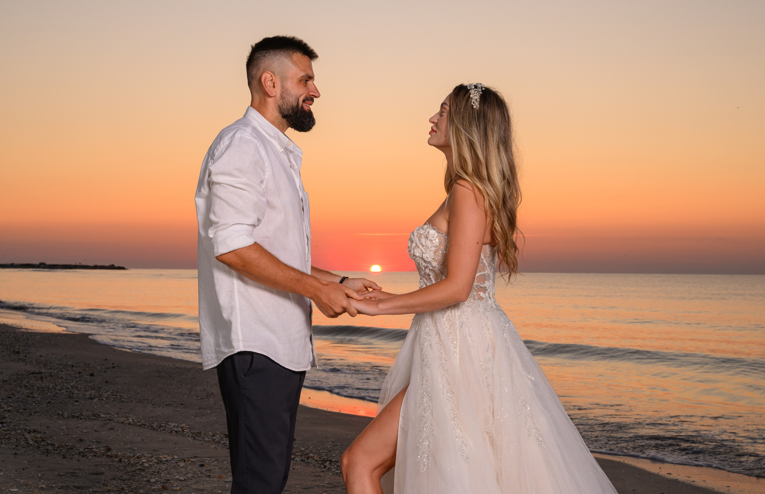 Trash the Dress | Sunrise. Hand for photos