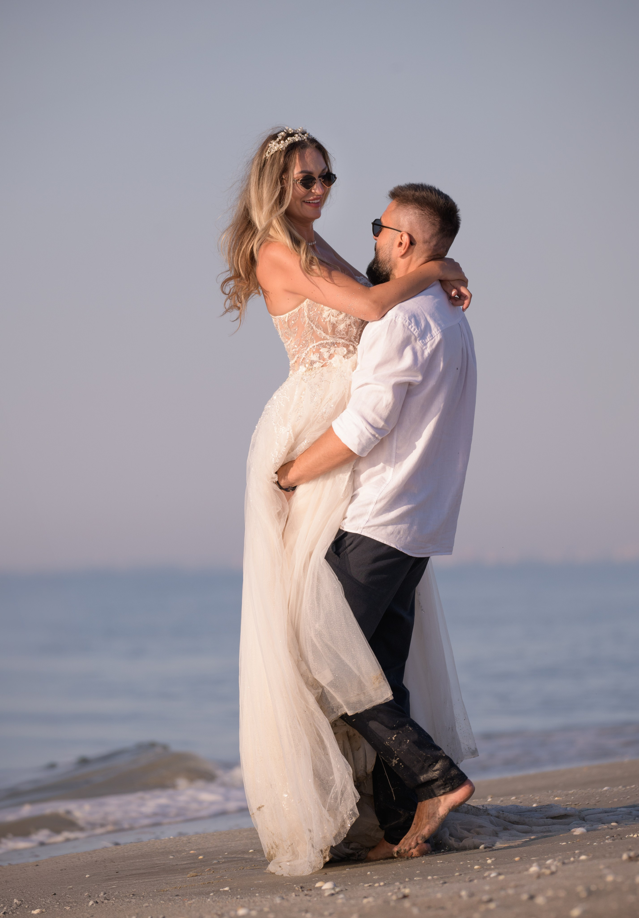 Trash the Dress | Sunrise. Hand for photos