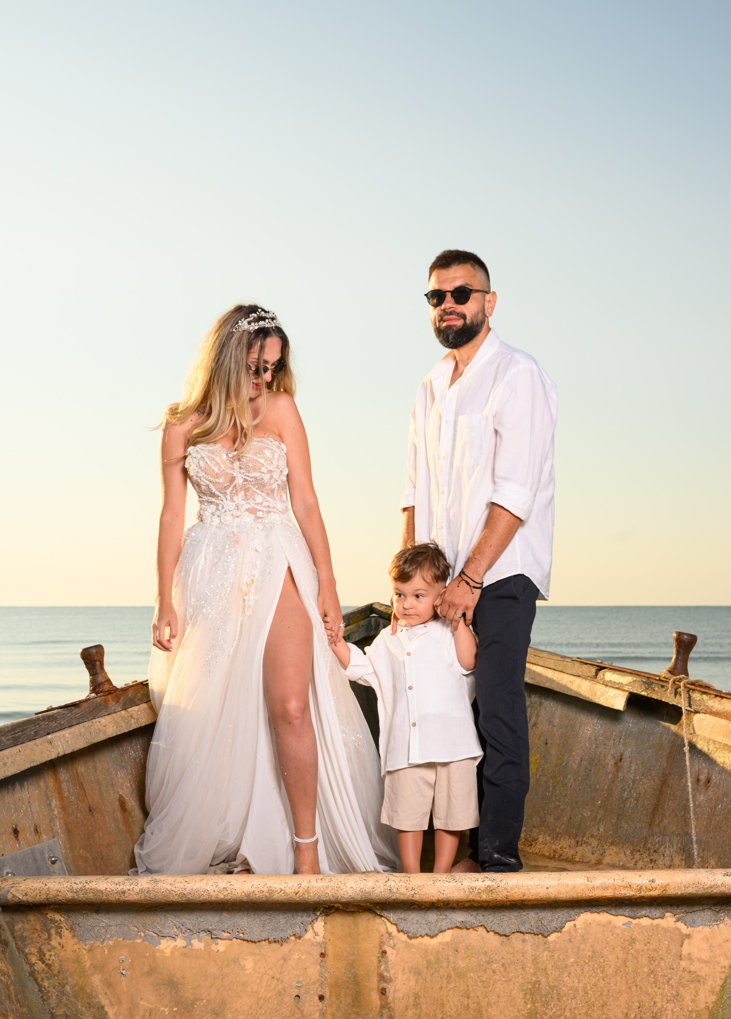 Trash the Dress | Sunrise. Hand for photos