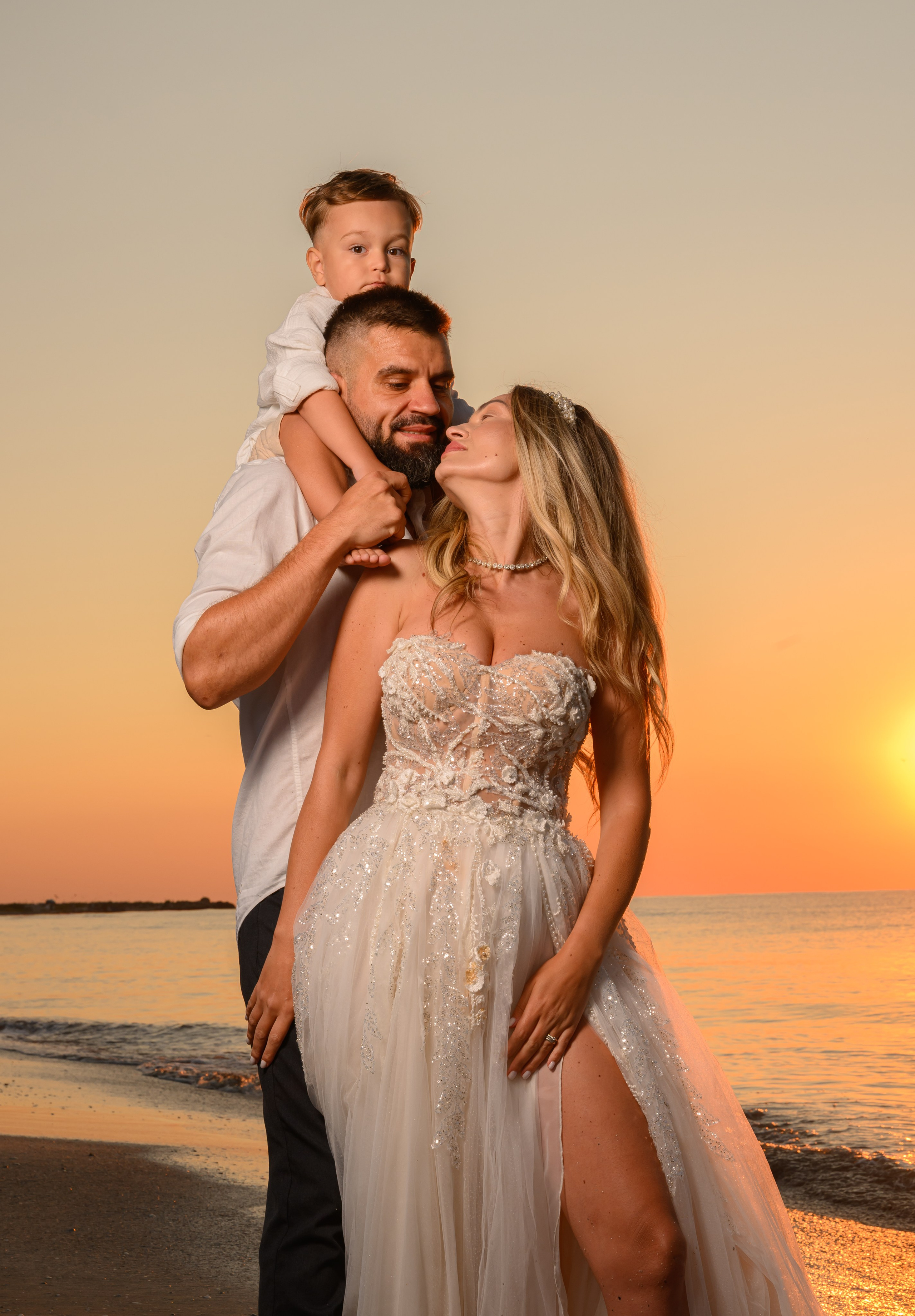 Trash the Dress | Sunrise. Hand for photos
