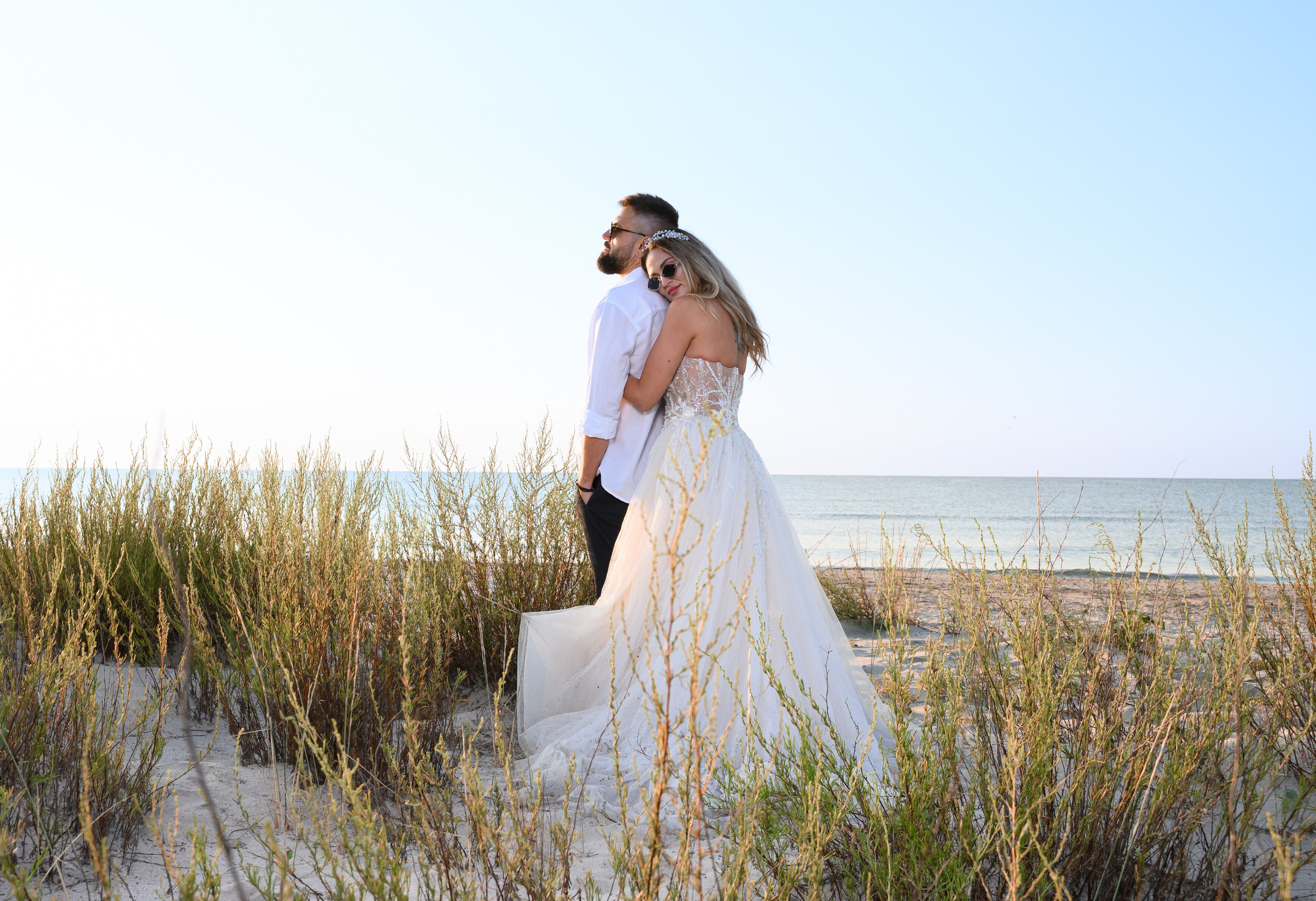 Trash the Dress | Sunrise. Hand for photos