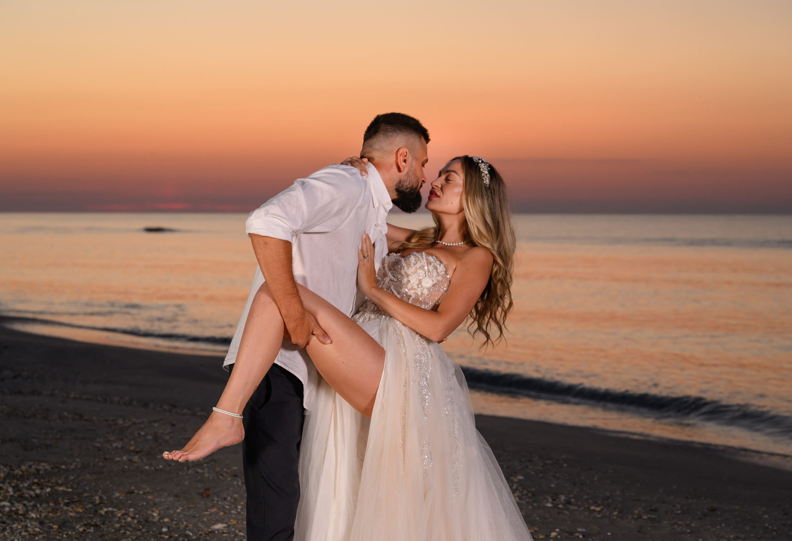 Trash the Dress | Sunrise. Hand for photos