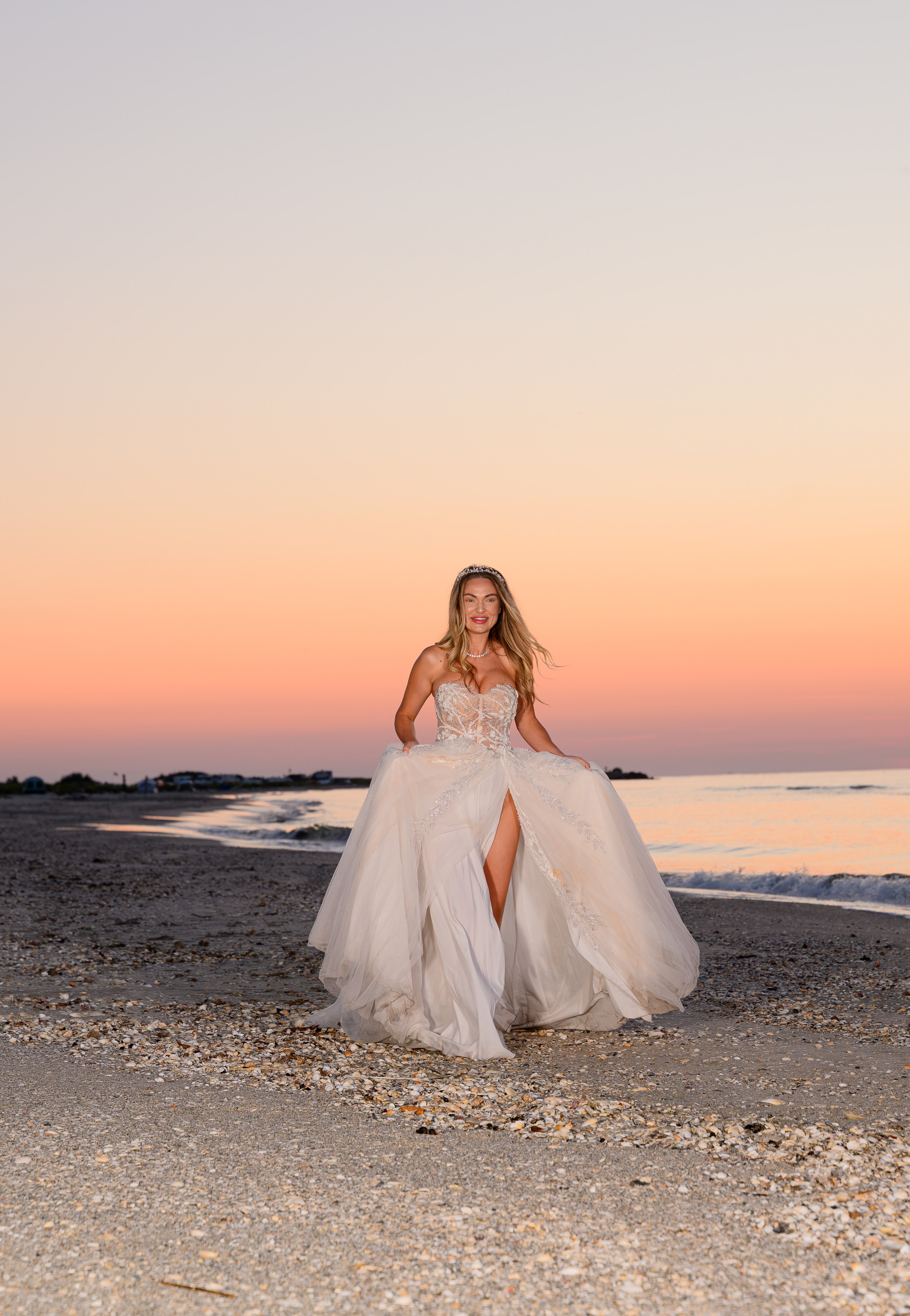 Trash the Dress | Sunrise. Hand for photos
