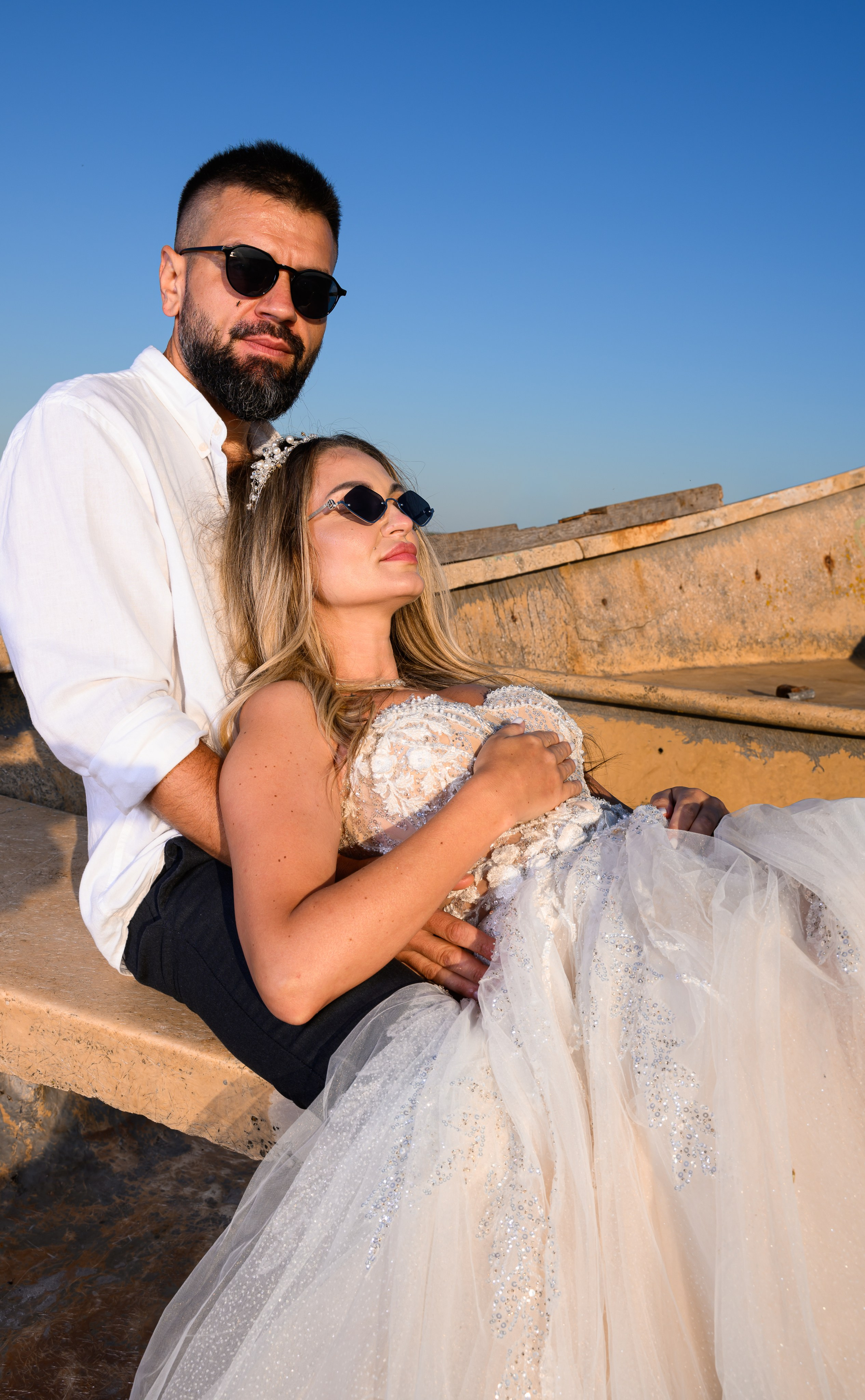 Trash the Dress | Sunrise. Hand for photos