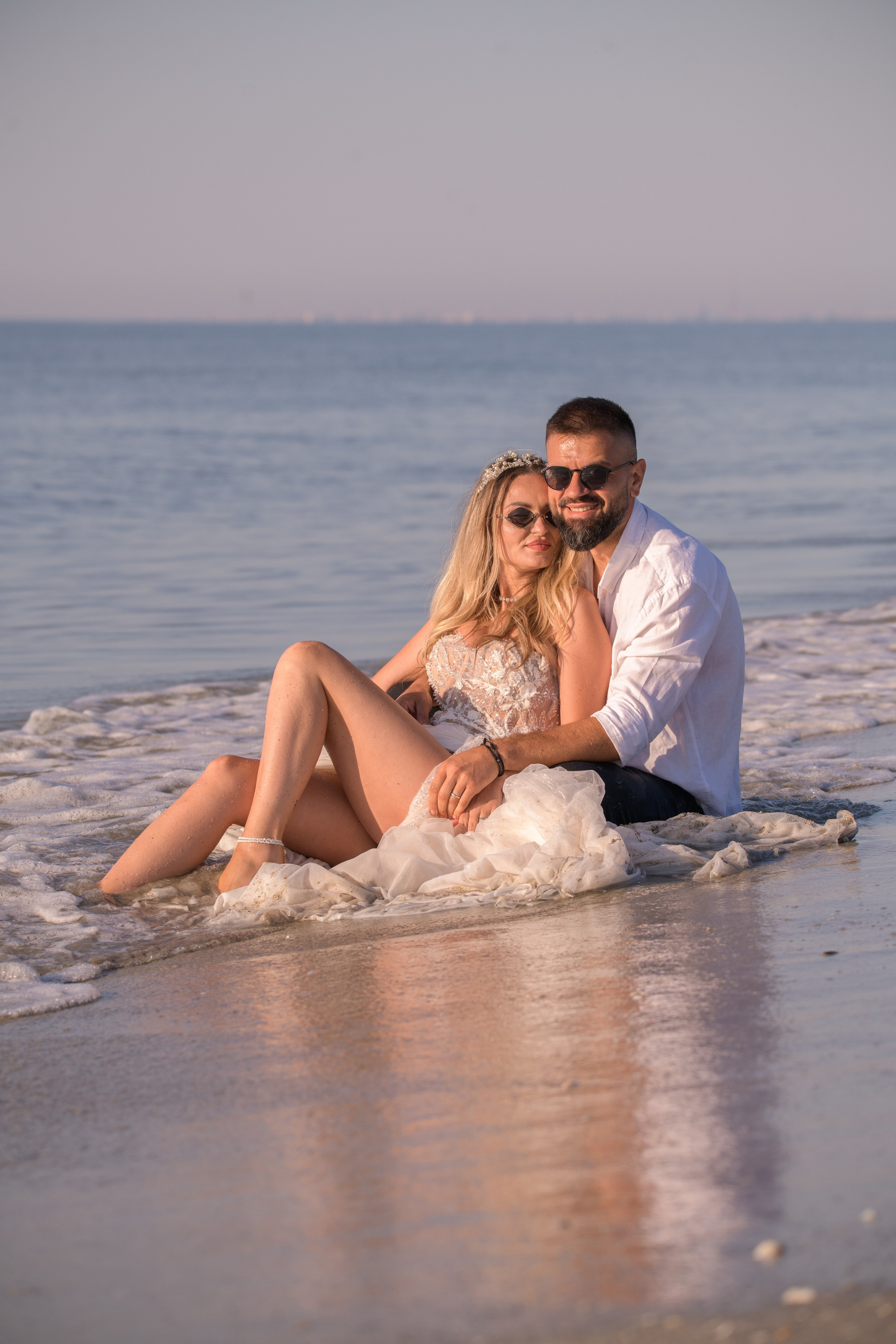 Trash the Dress | Sunrise. Hand for photos
