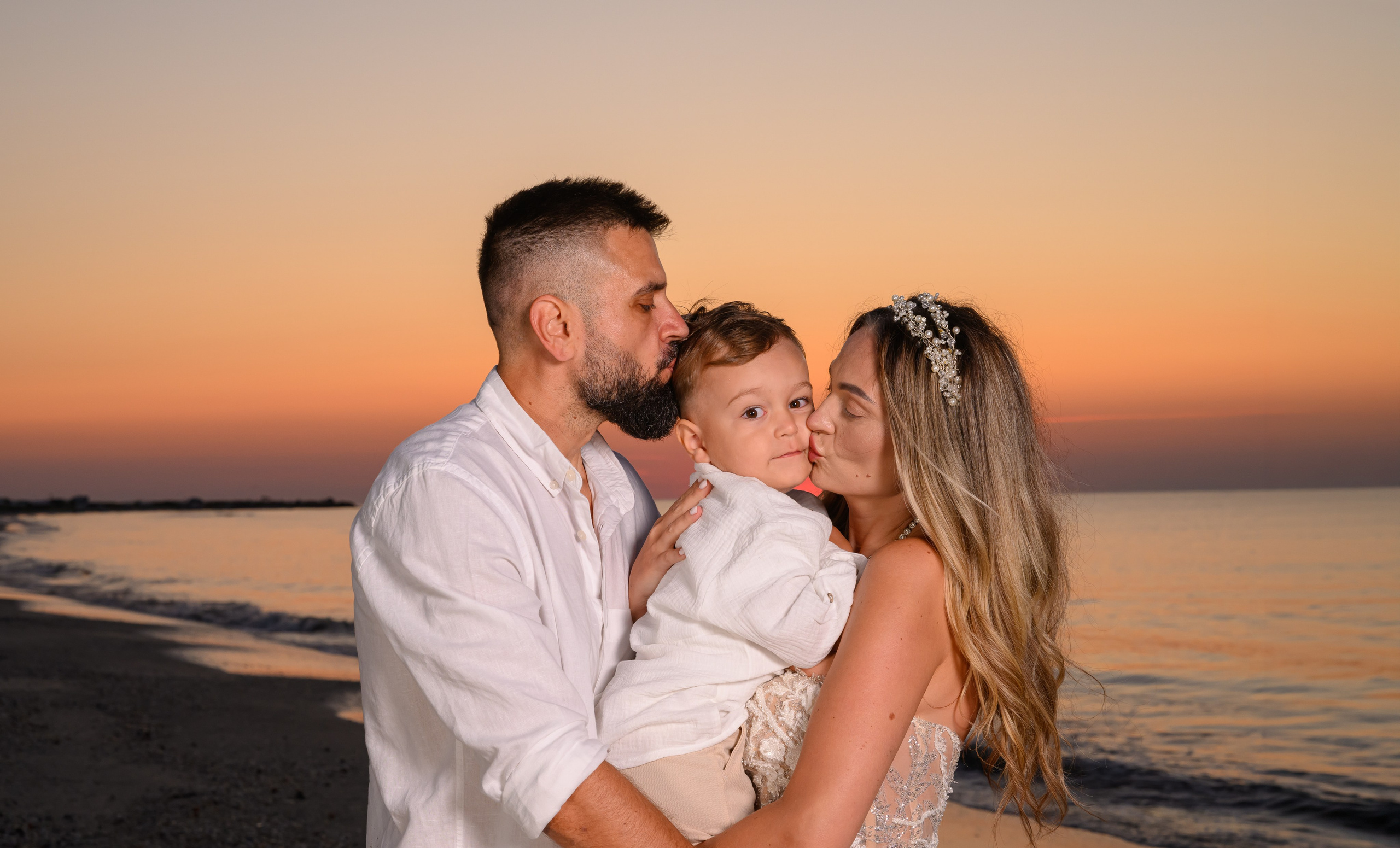 Trash the Dress | Sunrise. Hand for photos