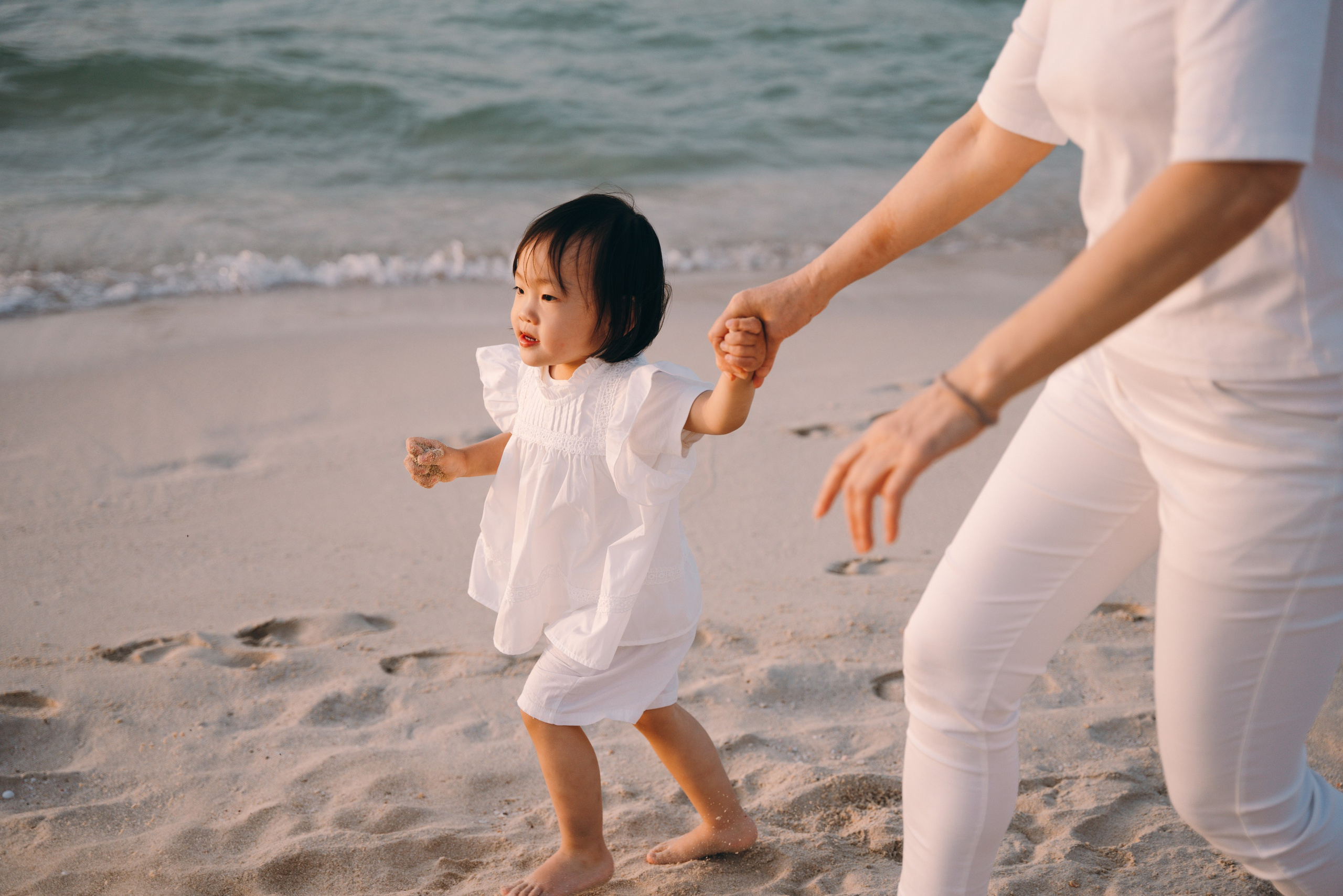 Wavy beach day. Angela Iakovleva — Family Photographer in Dubai
