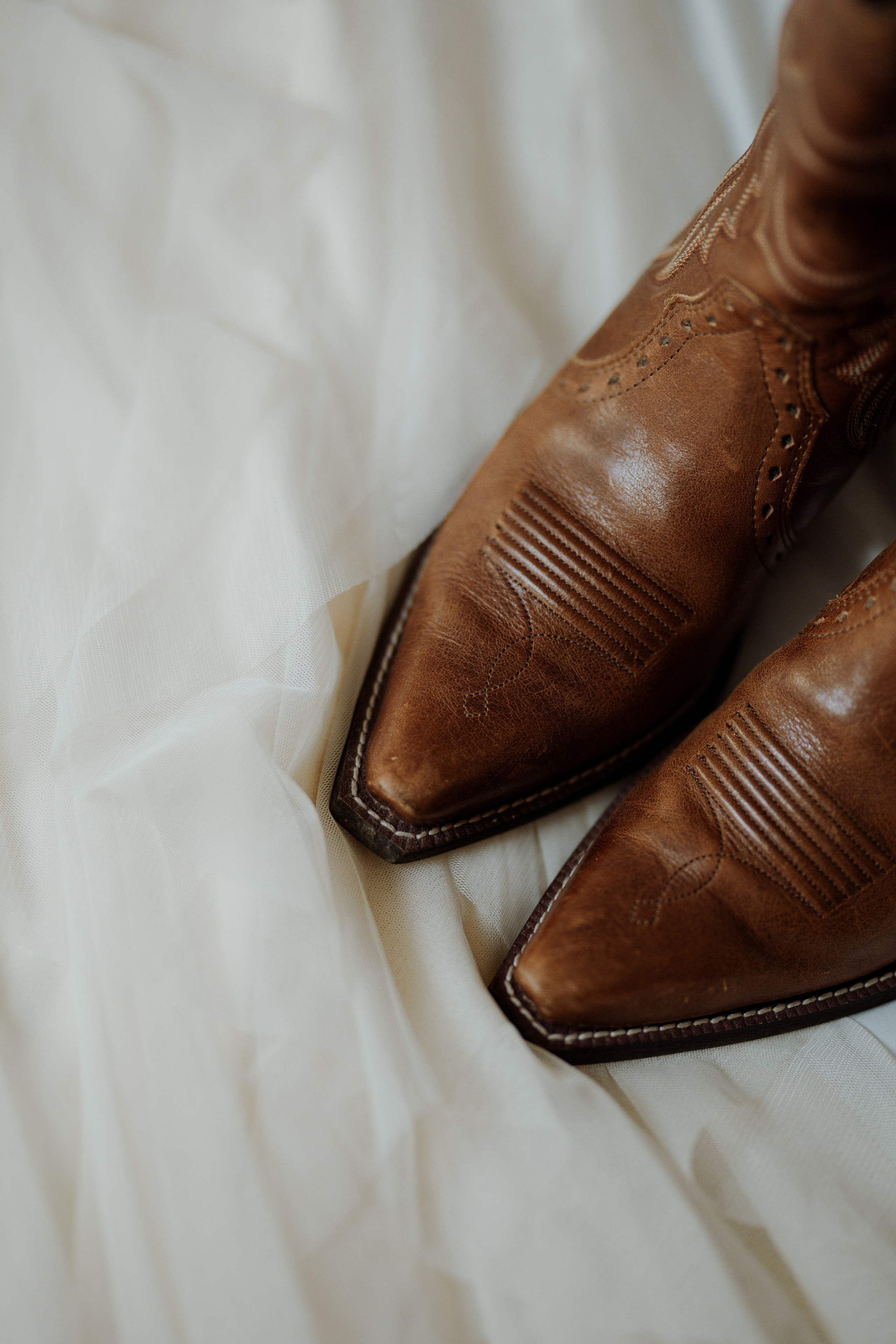 Santiags ariat avec robe de mariée pour un mariage western intimiste en France 