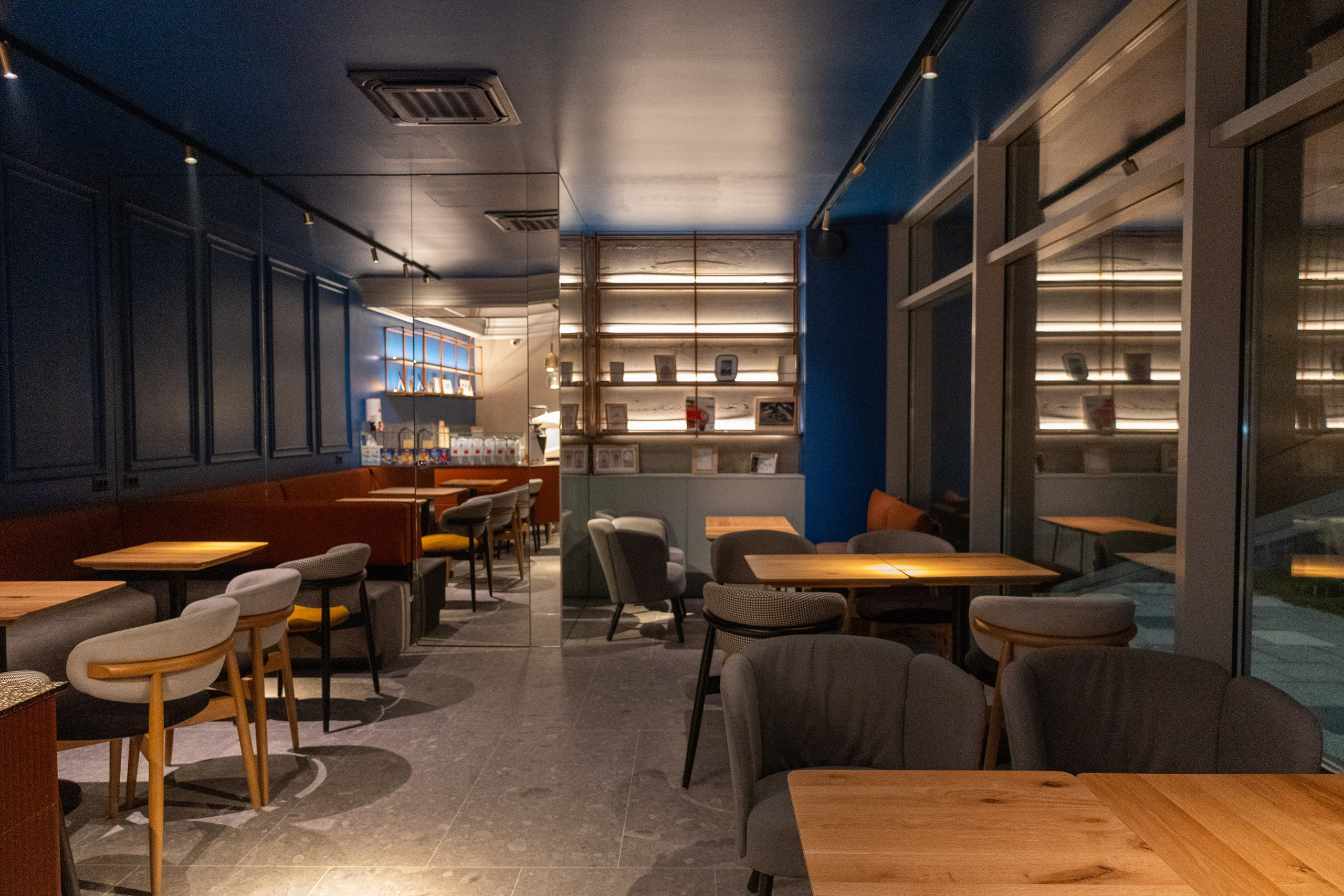 Cafenea “Monte Carlo” Buhuși. Fotograf. Lucrez cu oameni, produse și spații. Portret și fotografie creativă. Bacău, România. Lidia Savinoiu