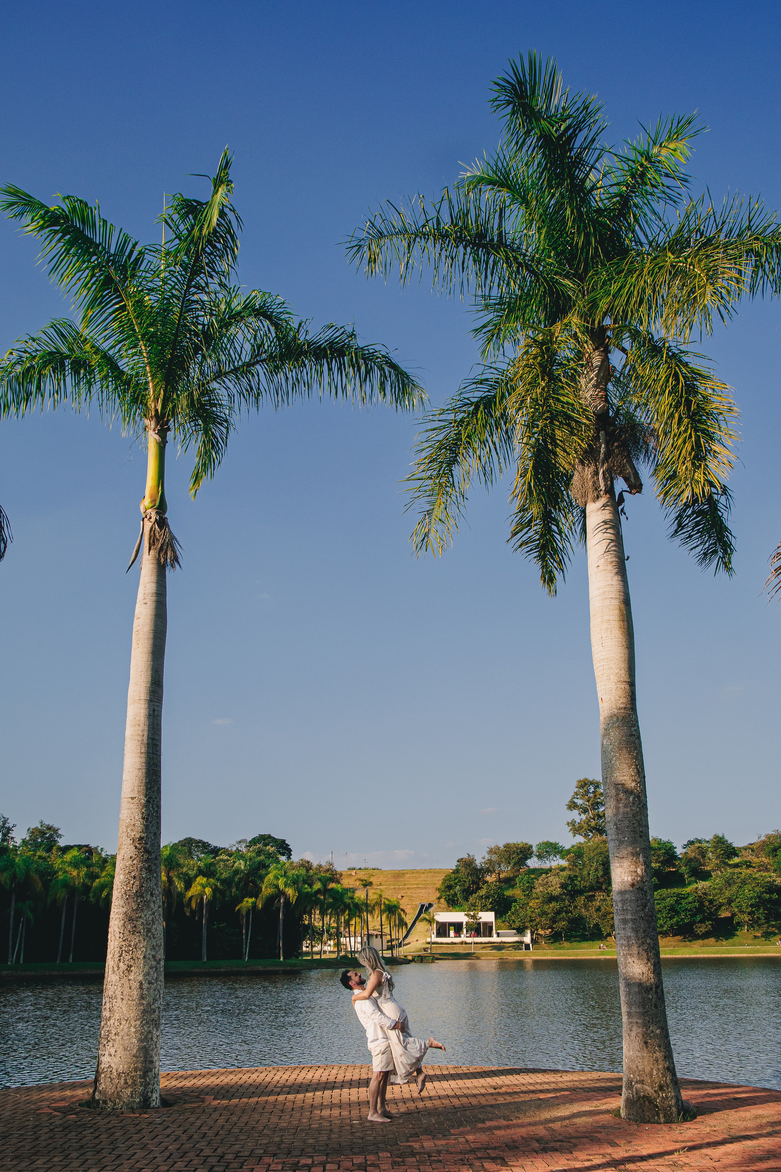 Ensaio Pré-Wedding no Interior Paulista com Lago, Areia e Pôr do Sol | Studio Melk. Tela cheia