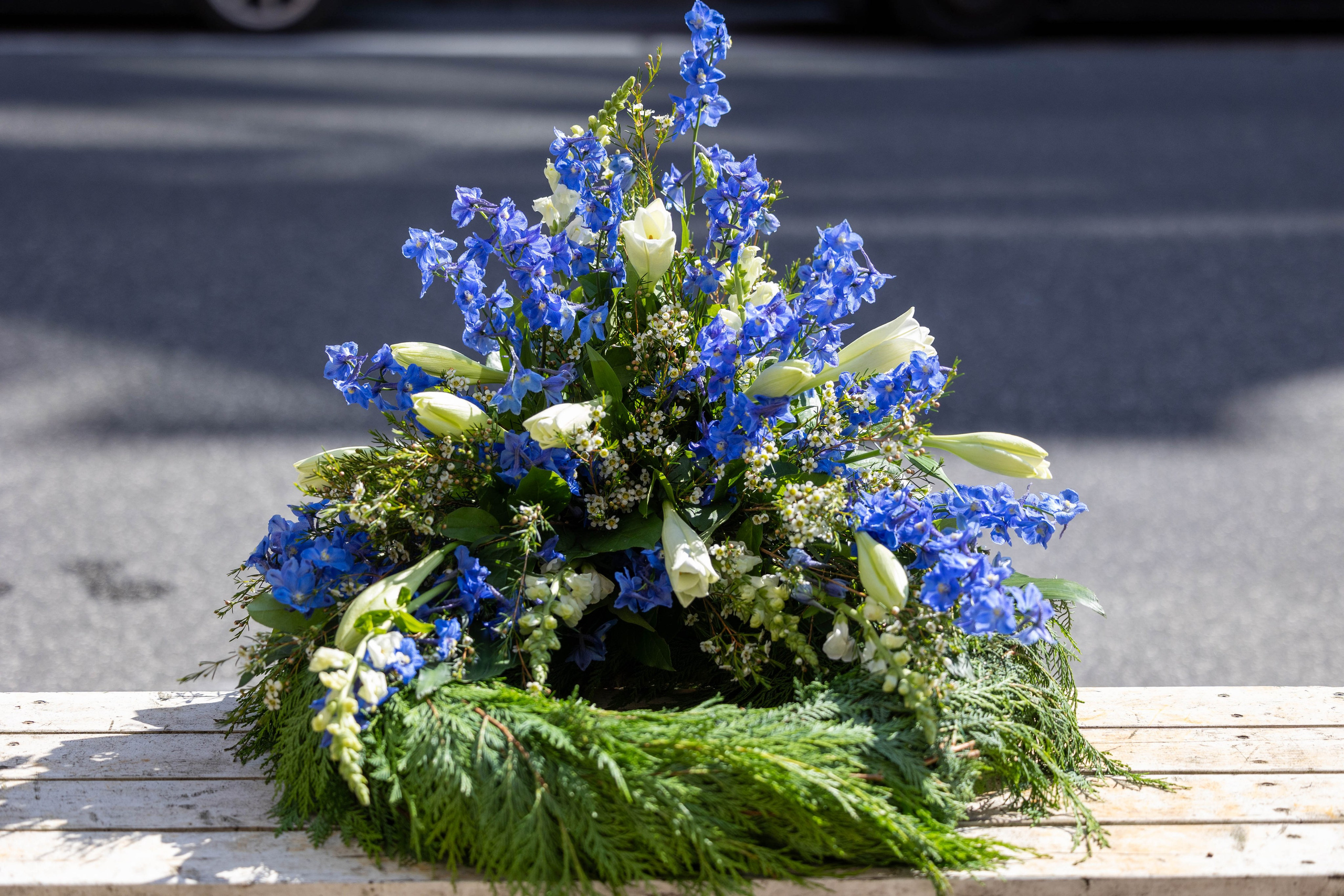 Ær en elsket med en smuk og pragfyldt krans i blå og hvid fra Akropolis Blomster. De bløde blå og hvide nuancer udtrykker ro, respekt og værdighed. Bestil din krans i blå og hvid til begravelse i dag, og få den leveret i Aarhus og omegn.