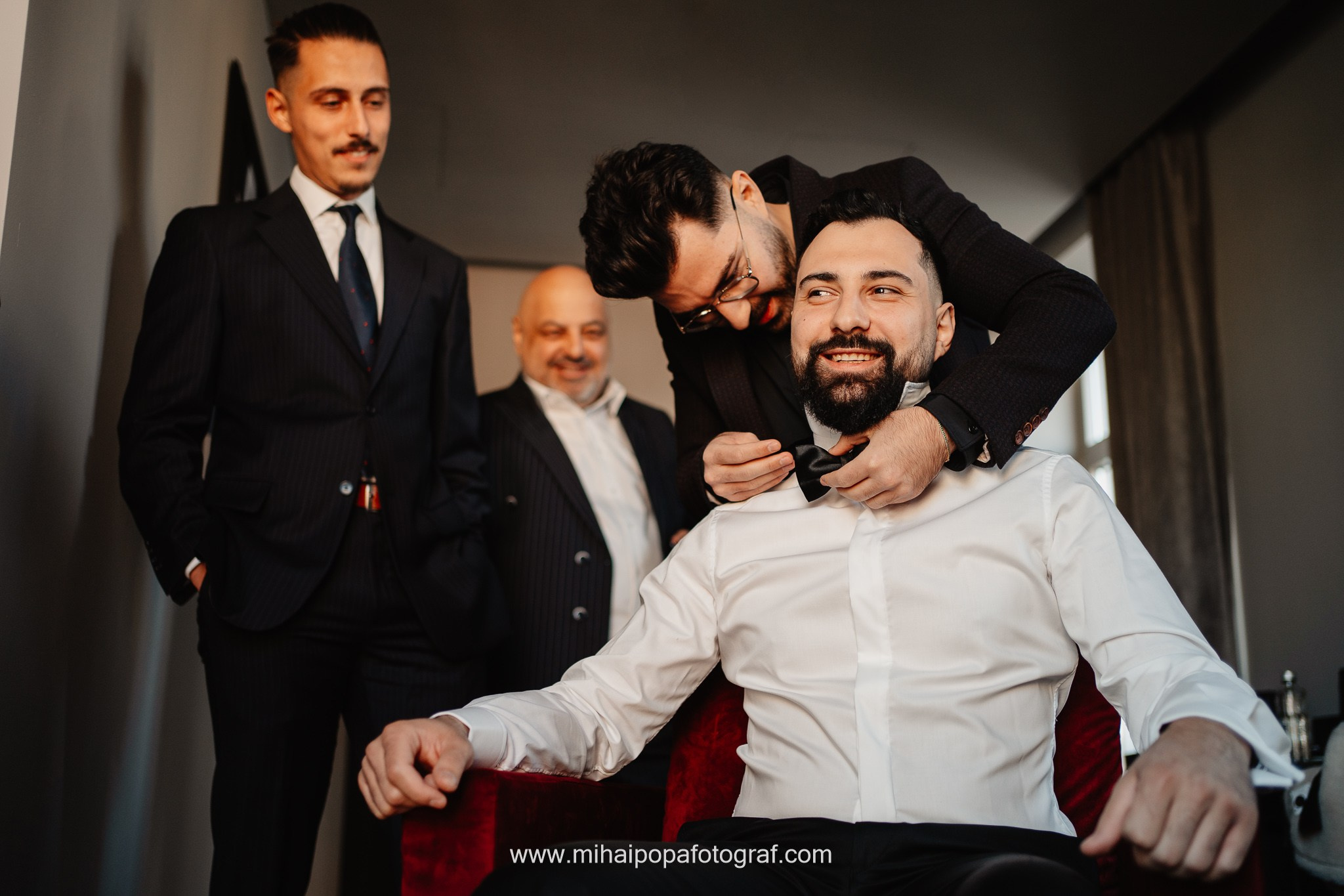 Moment emoționant între miri în ziua nunții, surprins într-un cadru natural și romantic, la Daimon Events. Fotografie de nuntă profesională, editată artistic pentru a evidenția emoția și eleganța evenimentului.