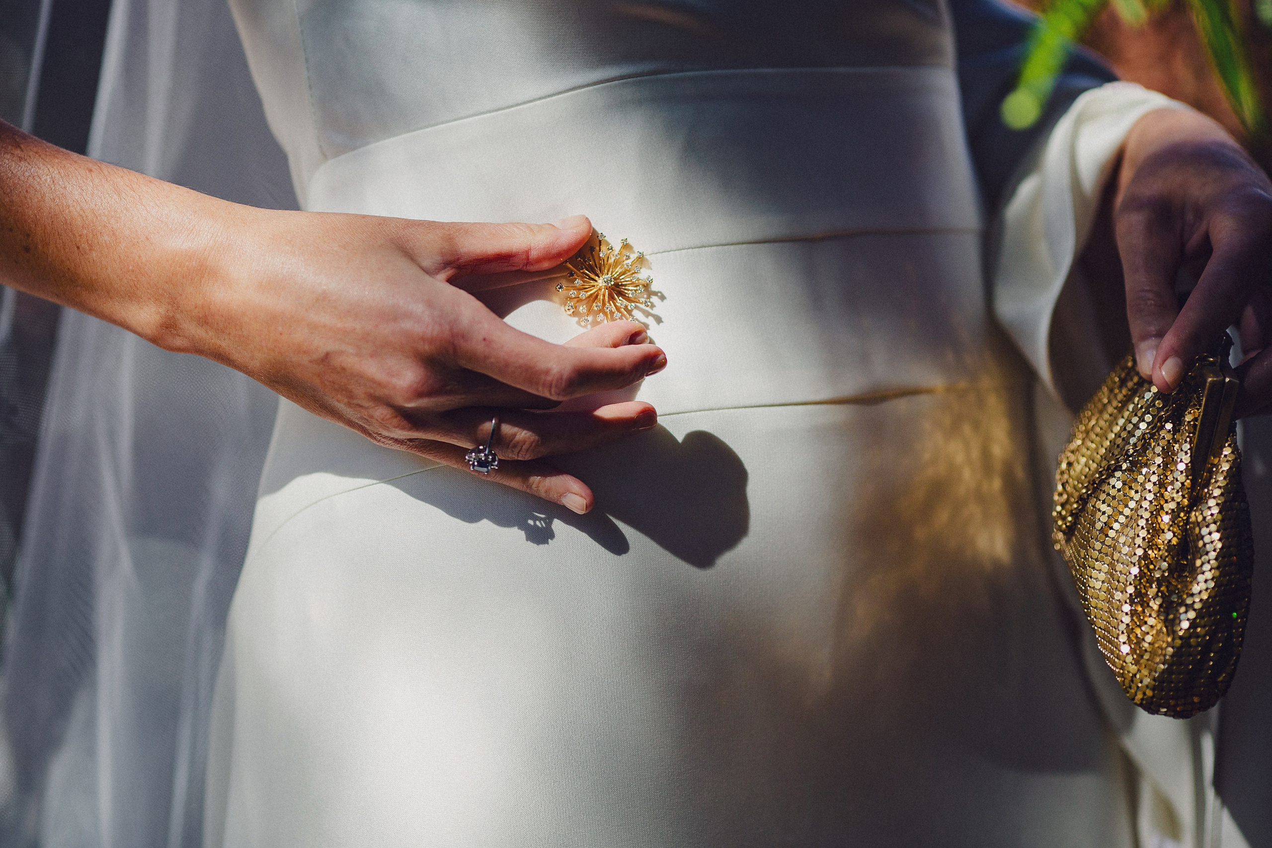 Фотограф в Ирландии Дублин свадьба рука платье невеста детали фотки топ свадебных фотографов