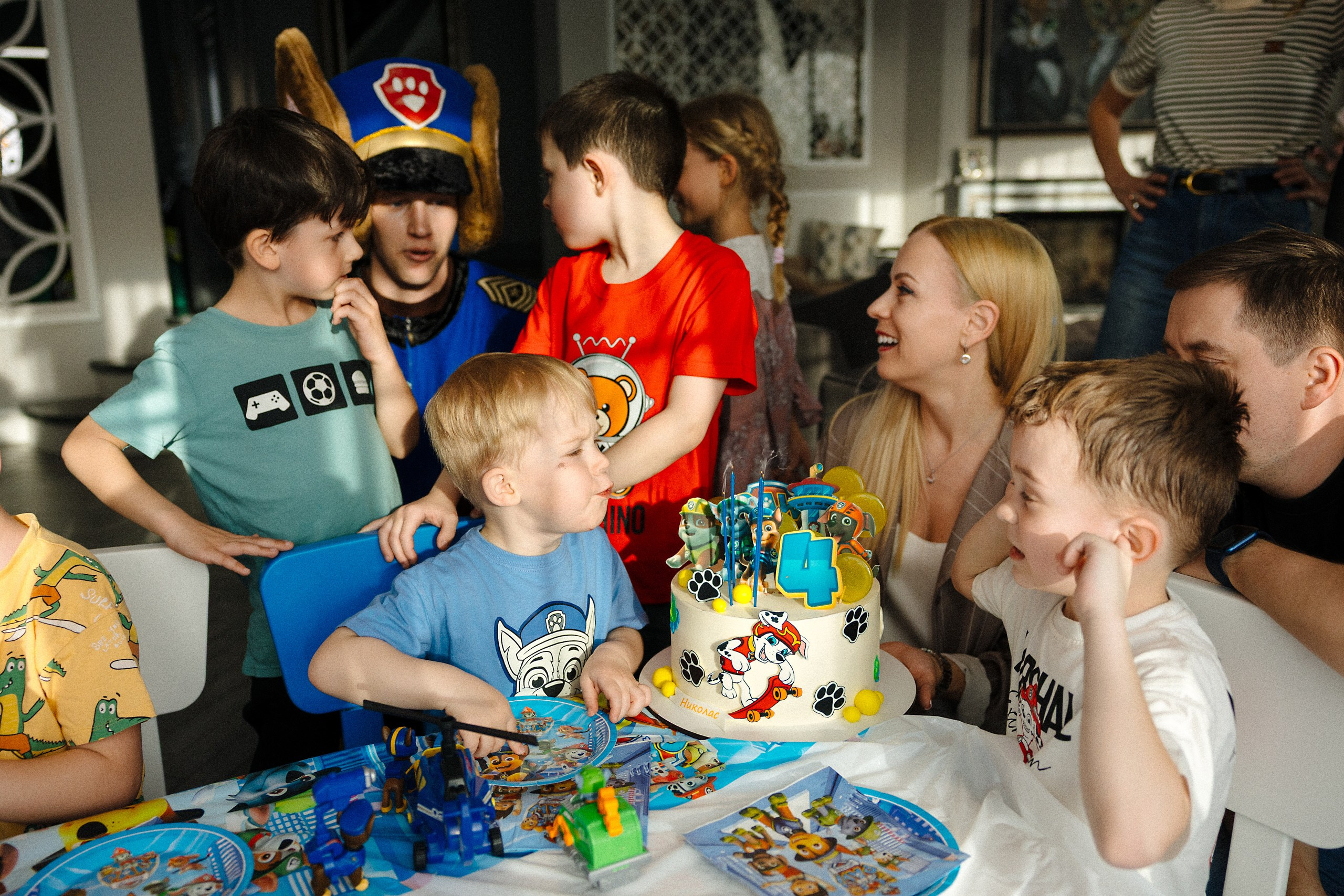 Фотосъёмка детского дня рождения с аниматором и фольгированной дискотекой в Риге. Евгений Тимофеев | Свадебный и контент-фотограф и видеограф в Риге