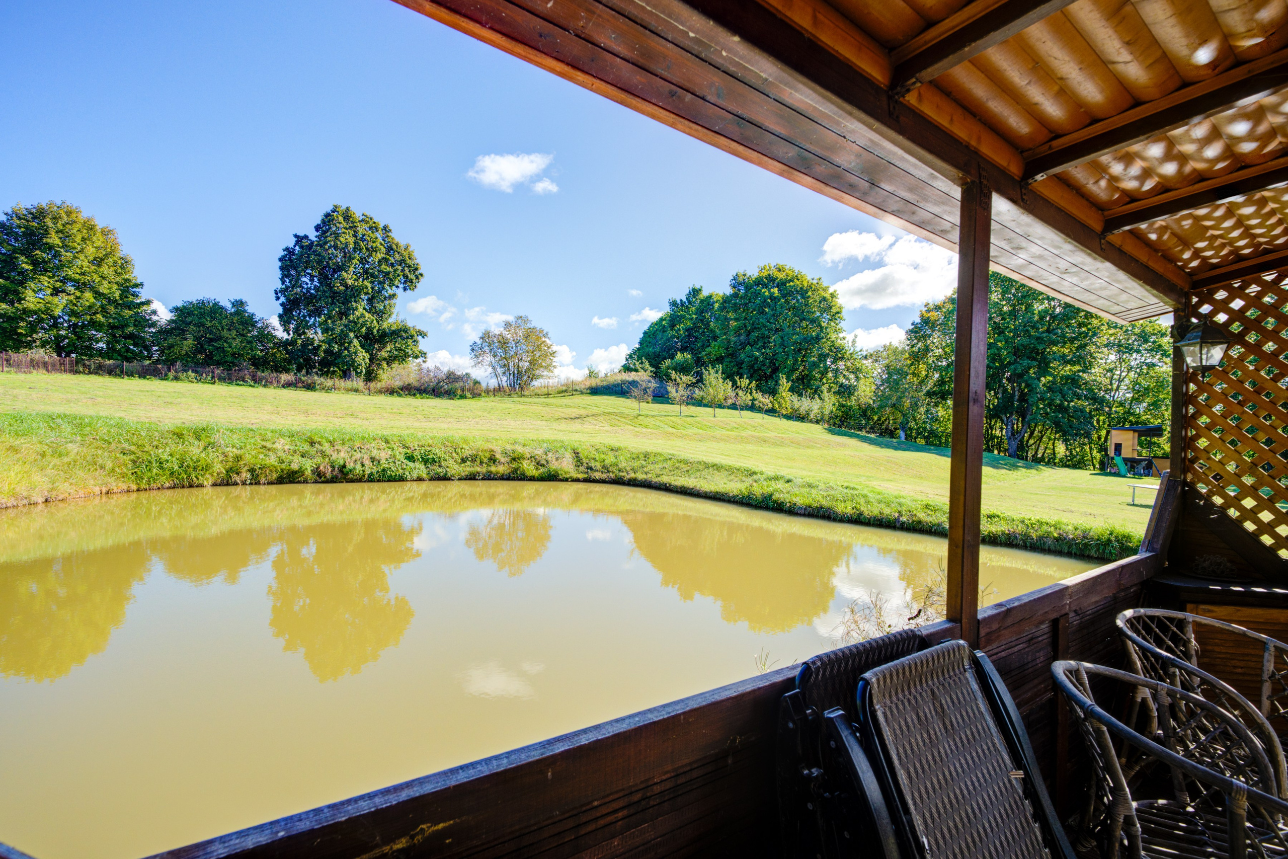 Sadyba Vinliaus r. prie ežero. Elina Sapiega fotografė Vilniuje