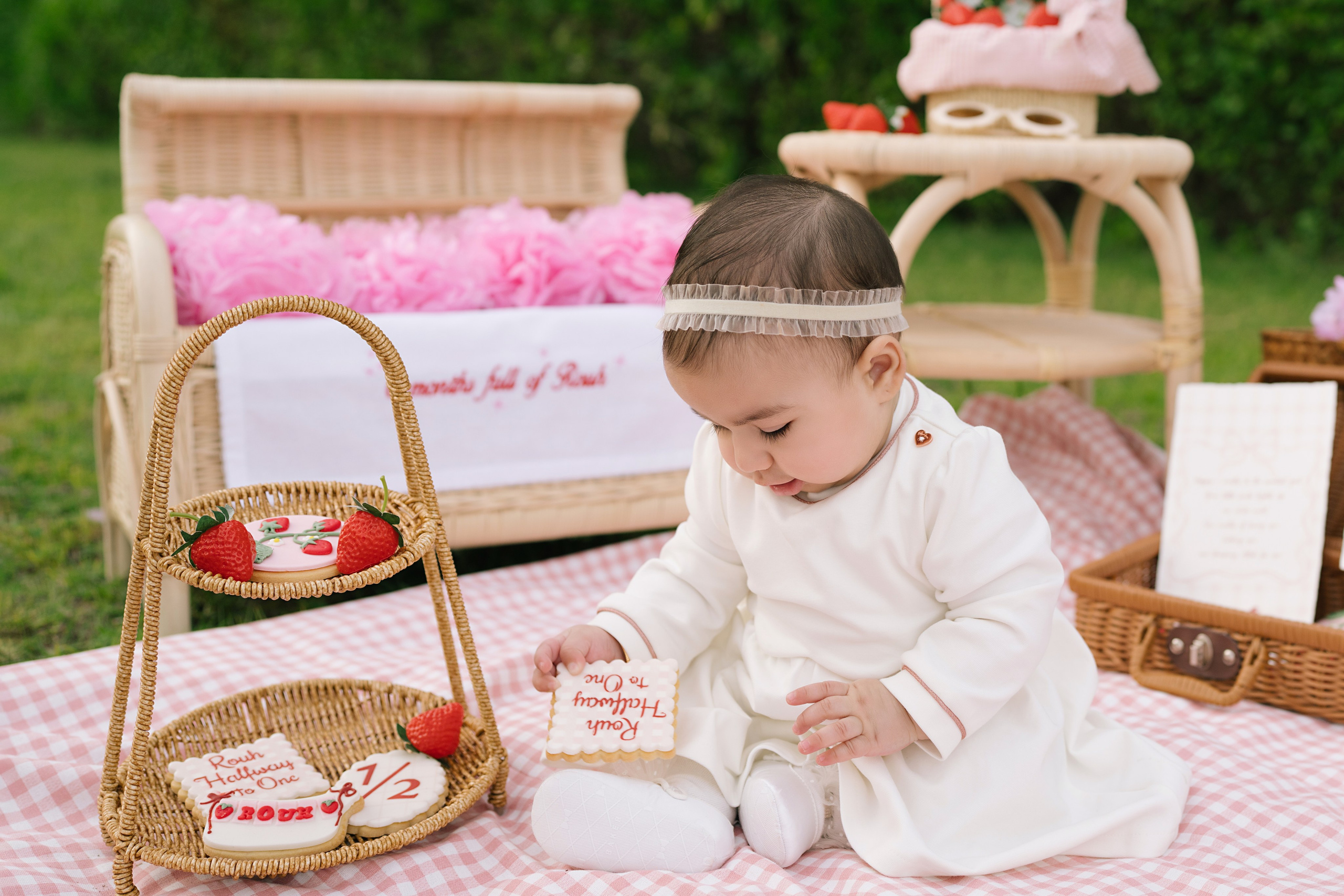 SITTER PHOTOGRAPHY. Newborn, Sitter and Cake Smash Photographer in Doha, Qatar
