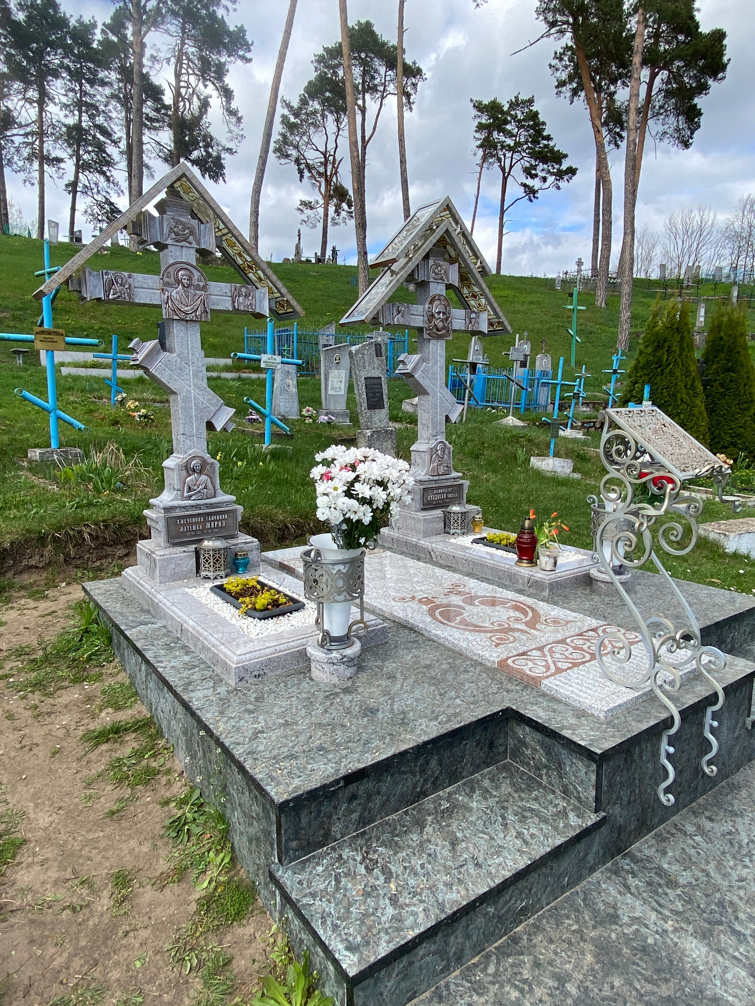 Мемориальная композиция в Успенском Жировичском ставропигиальном монастыре Белорусской православной церкви в агрогородке Жировичи Слонимского района Гродненской области Республики Беларусь. Протоиерей Фёдор Повный - идея и творческая концепция. Мария Тарлецкая - автор проекта и руководитель реализации. Анна Авгуль - витраж.  2022-2023 г. Сталь, витражи, монолитный поликарбонат,  художественная ковка, лазерная резка, сварка.