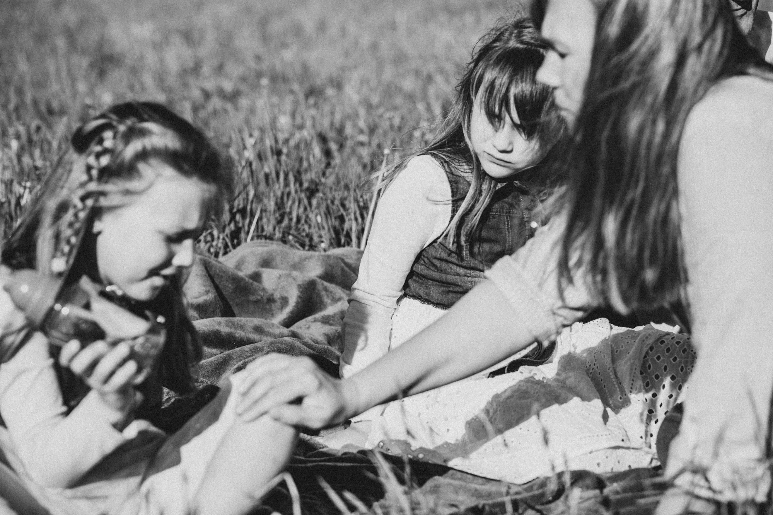 Family walk in the fields. Family photographer in Geneva Switzerland Anastasiia Francuzova. Семей