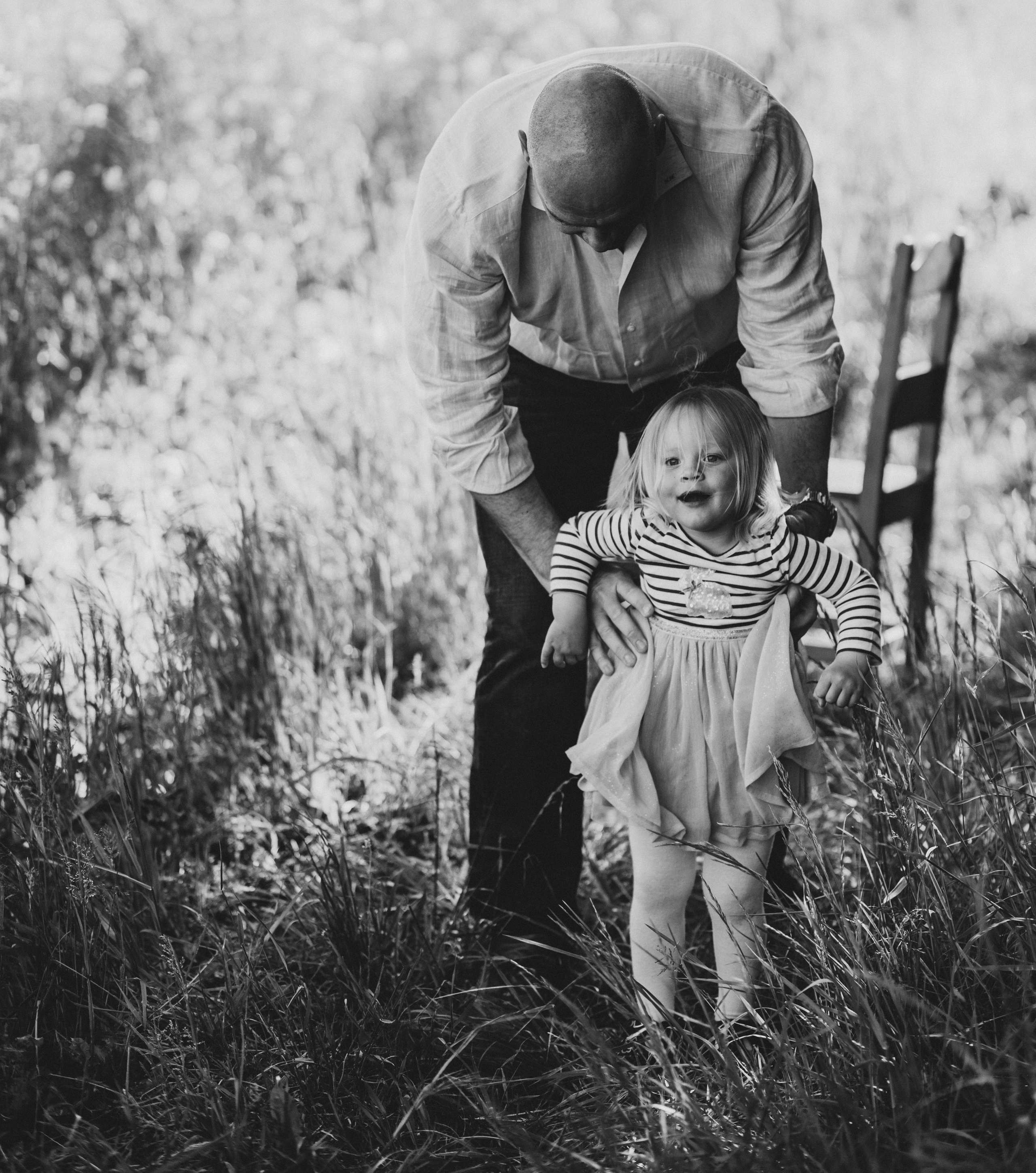 Family walk in the fields. Family photographer in Geneva Switzerland Anastasiia Francuzova. Семей