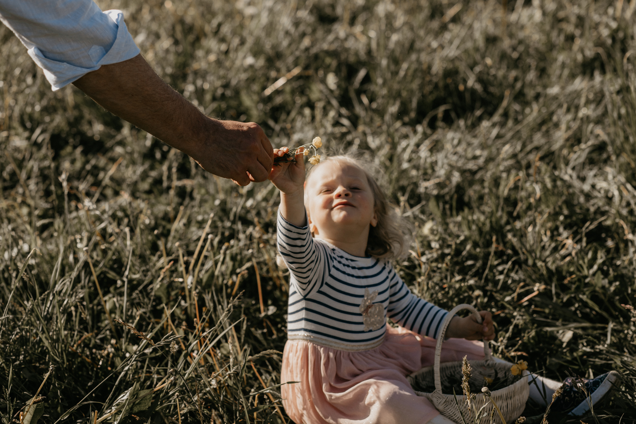 Family walk in the fields. Family photographer in Geneva Switzerland Anastasiia Francuzova. Семей