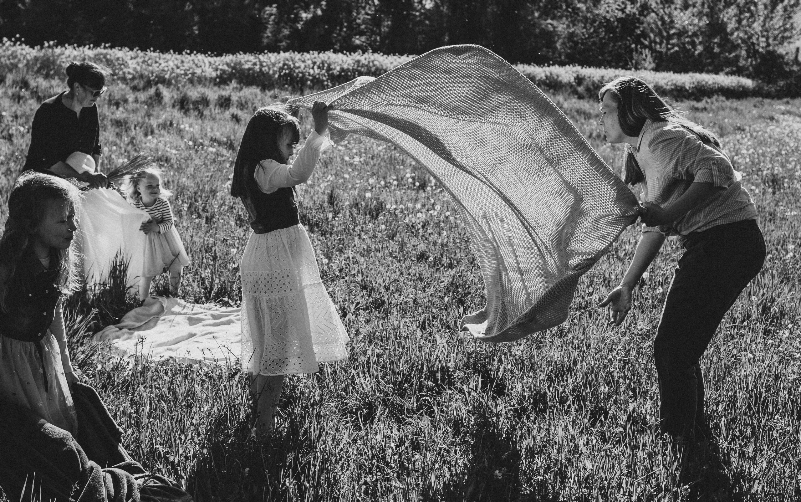 Family walk in the fields. Family photographer in Geneva Switzerland Anastasiia Francuzova. Семей