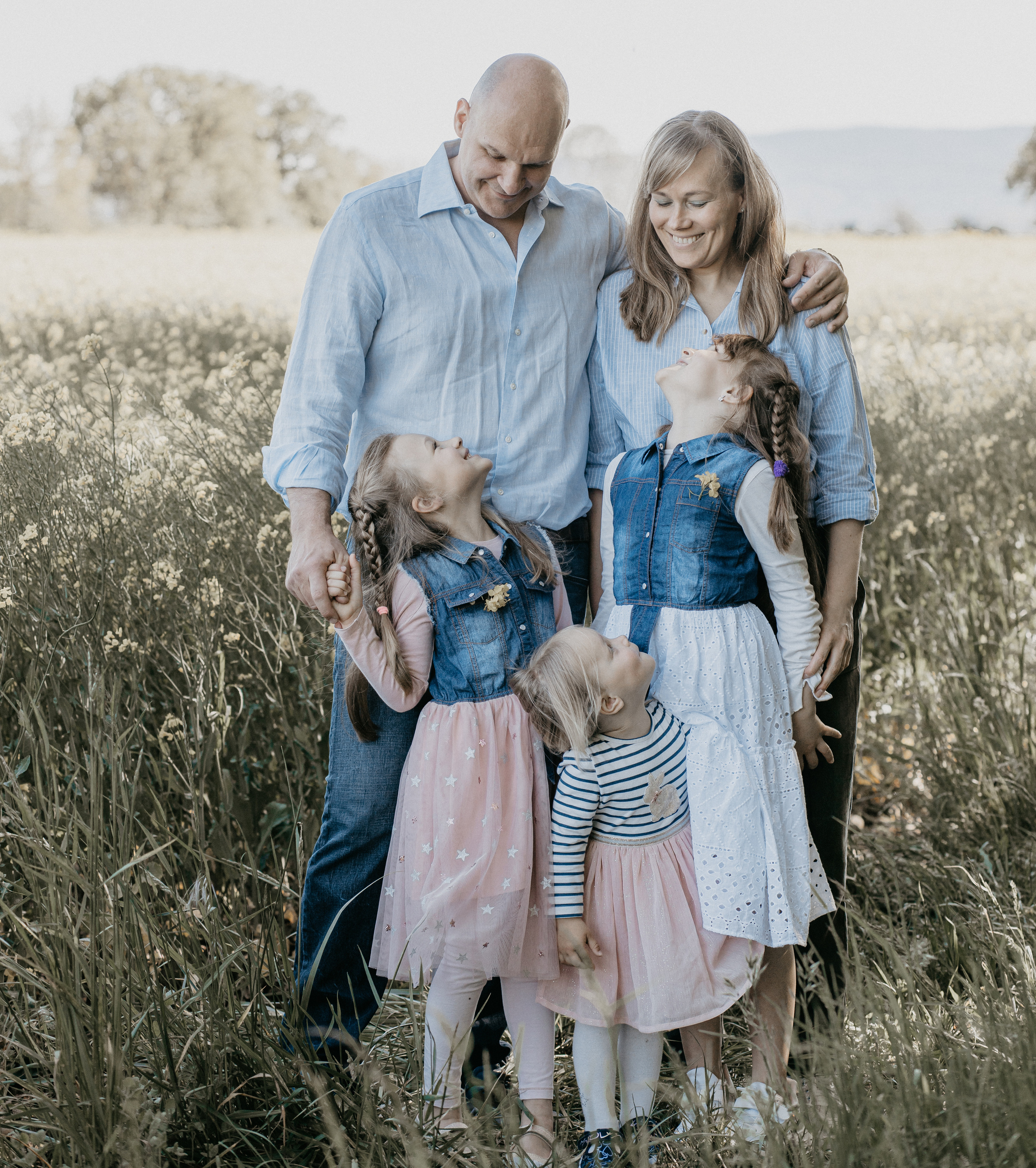 Family walk in the fields. Family photographer in Geneva Switzerland Anastasiia Francuzova. Семей
