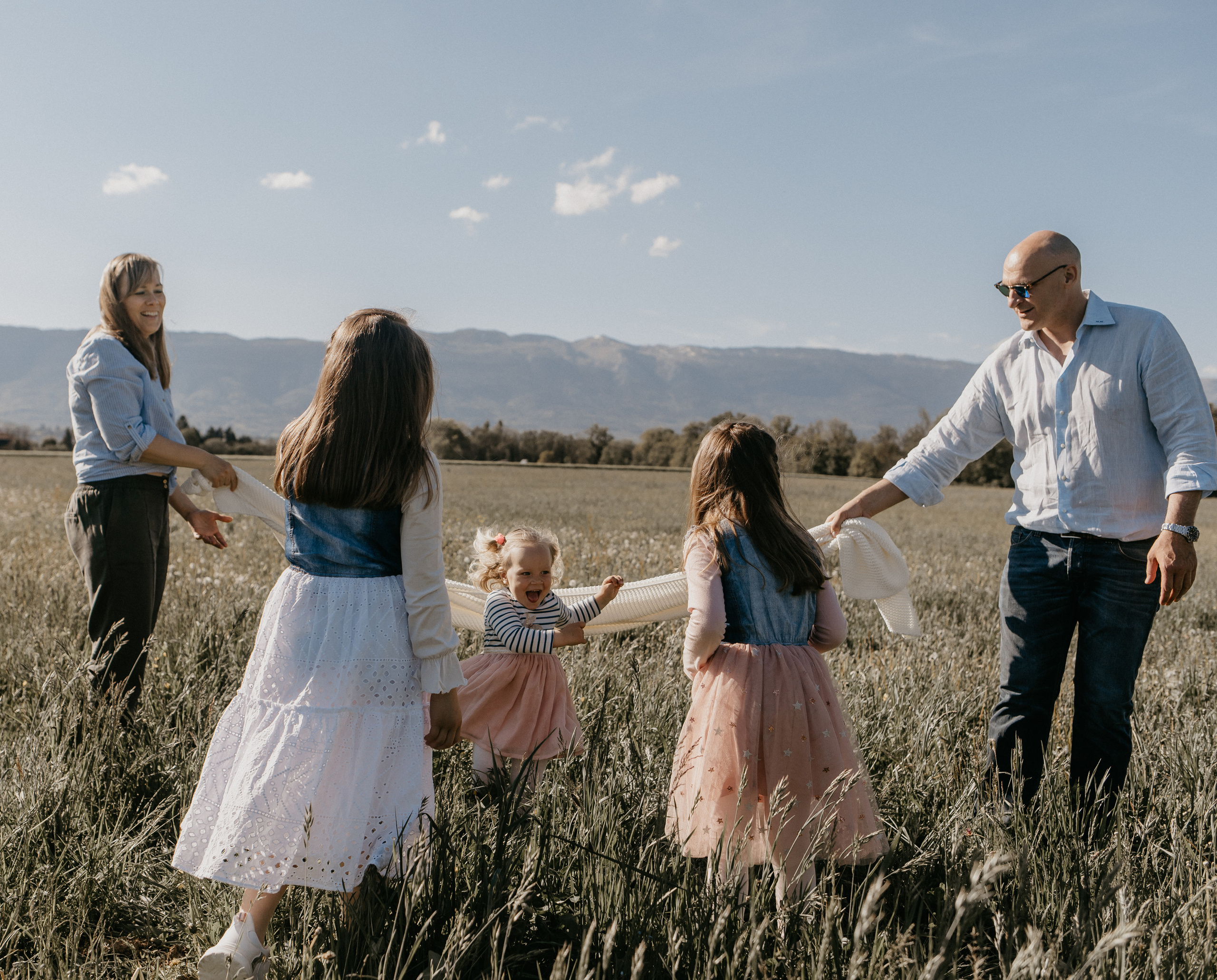 Family walk in the fields. Family photographer in Geneva Switzerland Anastasiia Francuzova. Семей